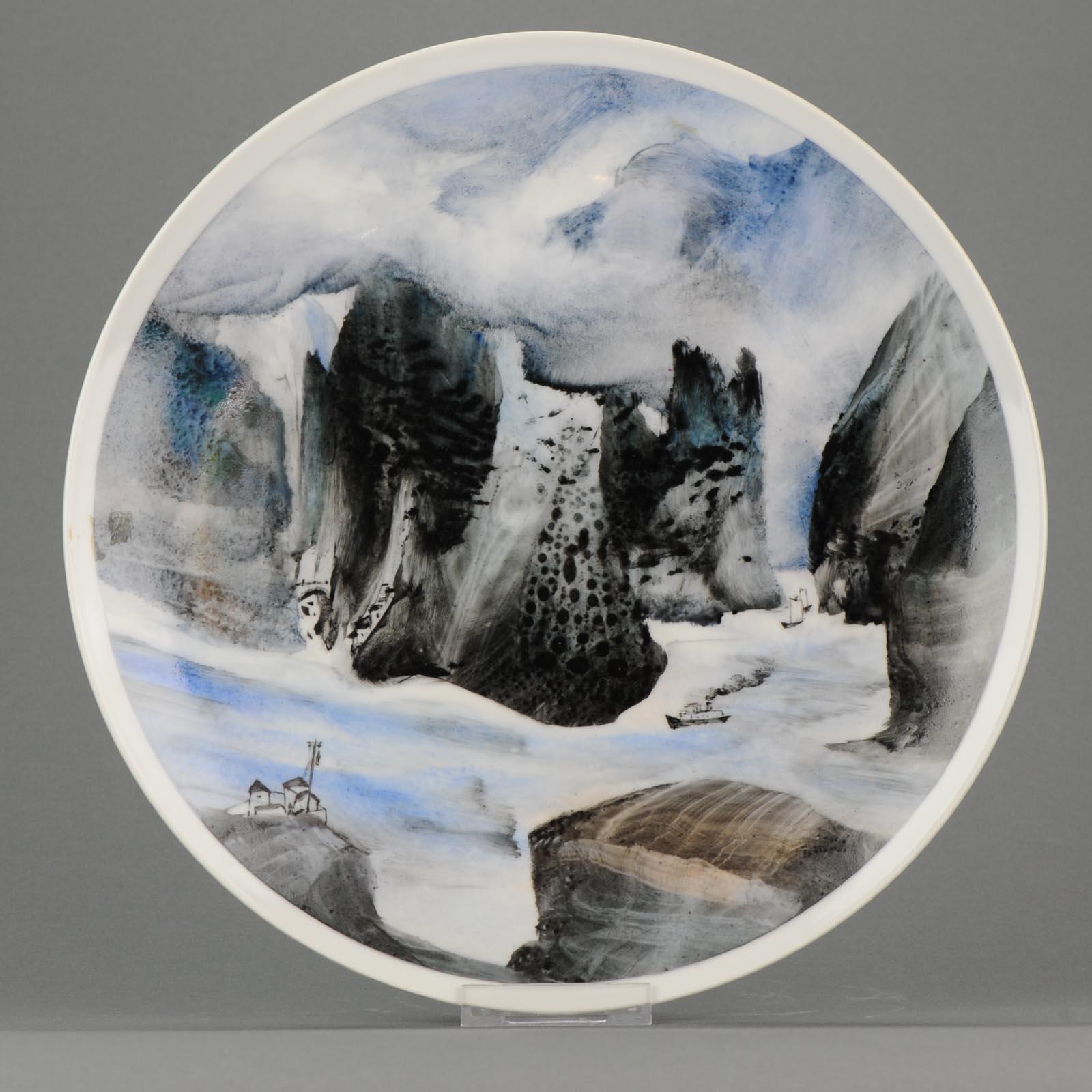A very lovely large plate by Li Linhong (born 1942). This polychrome porcelain dish, depicting `Three Gorges`. Li Linhong (1942) was director of the section elementary education and research of the department Visual Arts of the Jingdezhen Ceramic