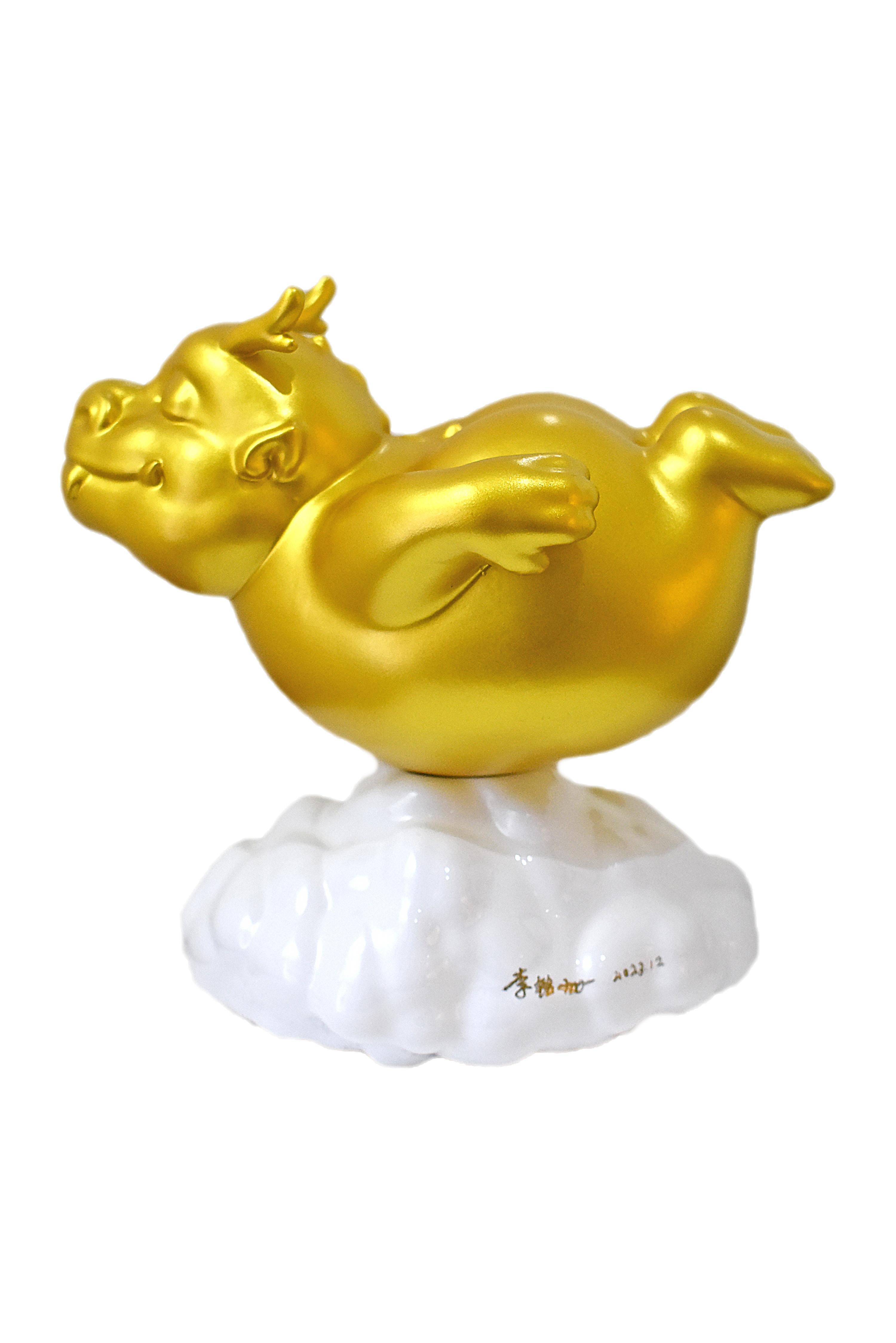 Drago sognante seduto sulla nuvola, oro e bianco. Pezzi limitati. - Sculpture di Li Ming