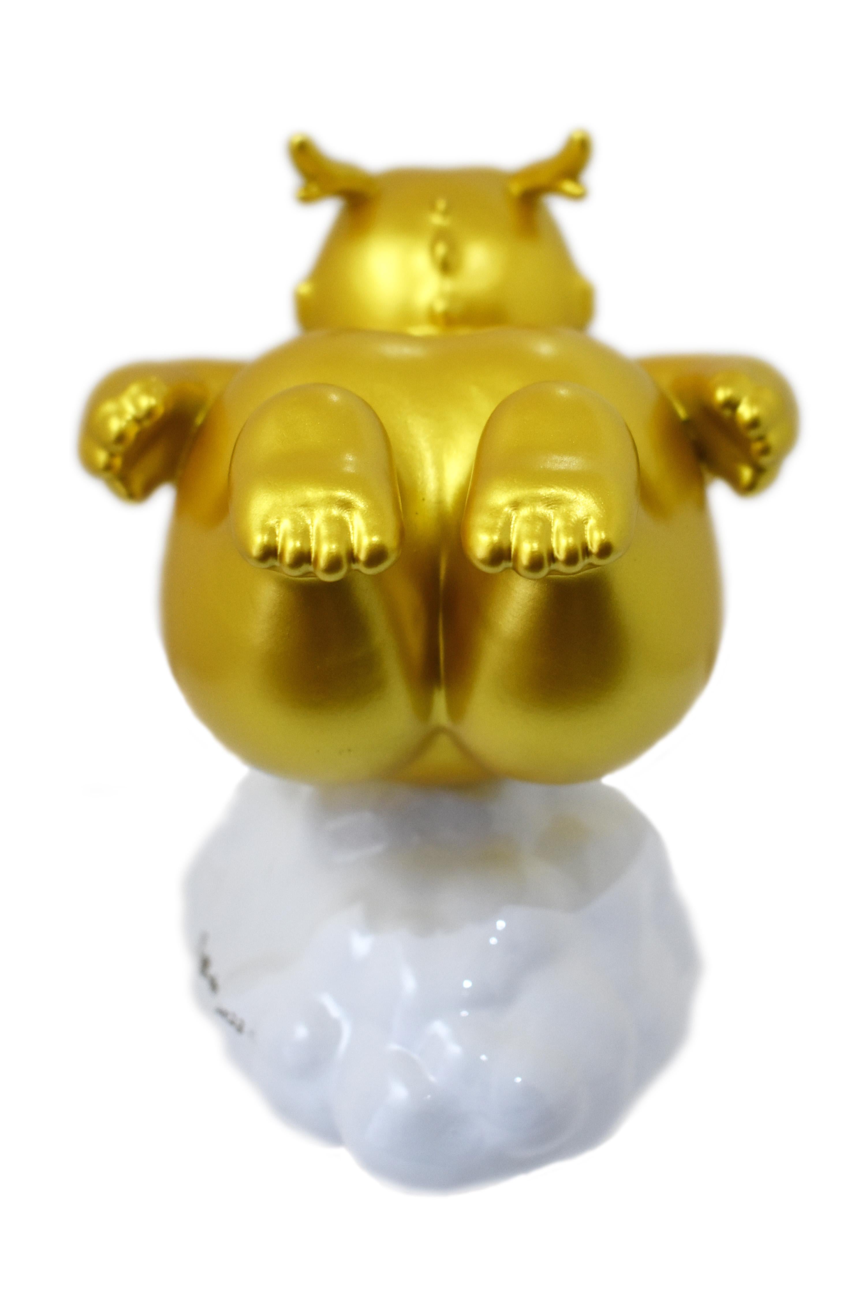 Drago sognante seduto sulla nuvola, oro e bianco. Pezzi limitati. - Sculpture Contemporaneo di Li Ming