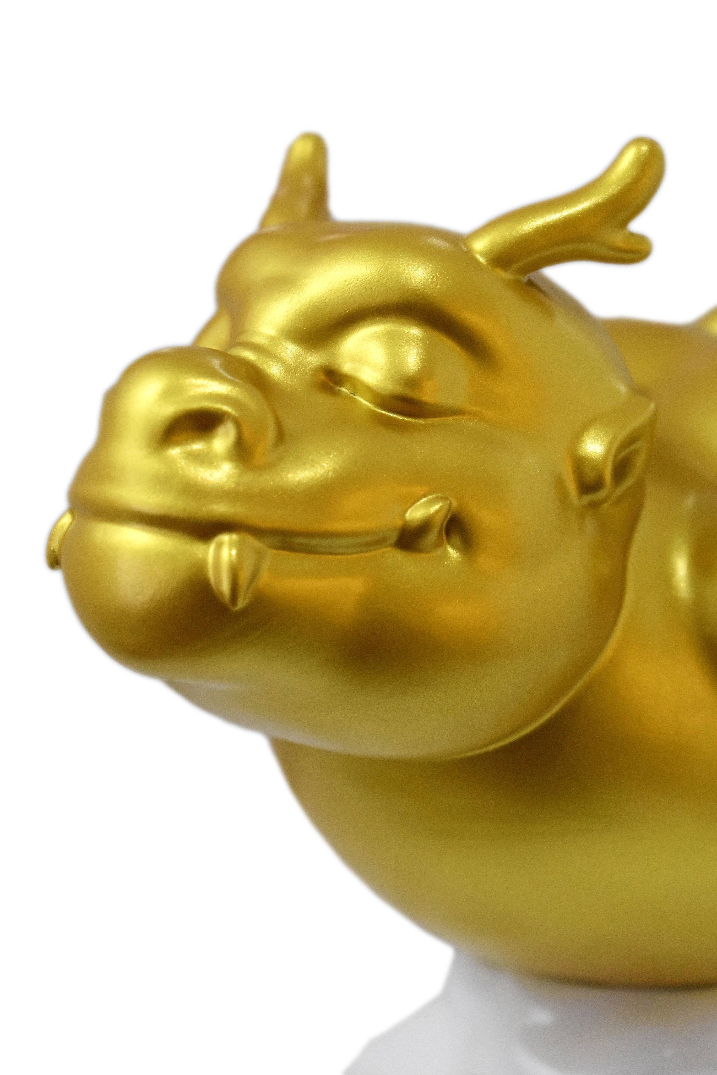 Drago sognante seduto sulla nuvola, oro e bianco. Pezzi limitati. - Figurative Sculpture Oro di Li Ming