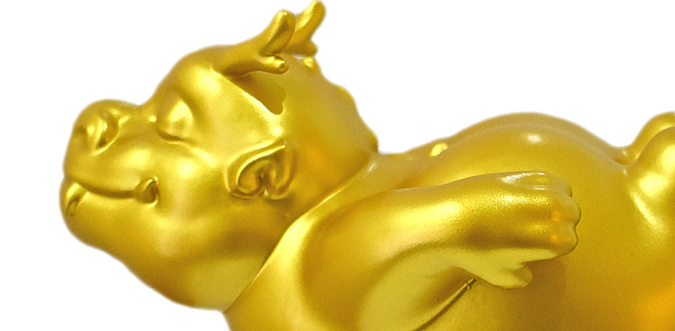 Drago sognante seduto sulla nuvola, oro e bianco. Pezzi limitati. 2