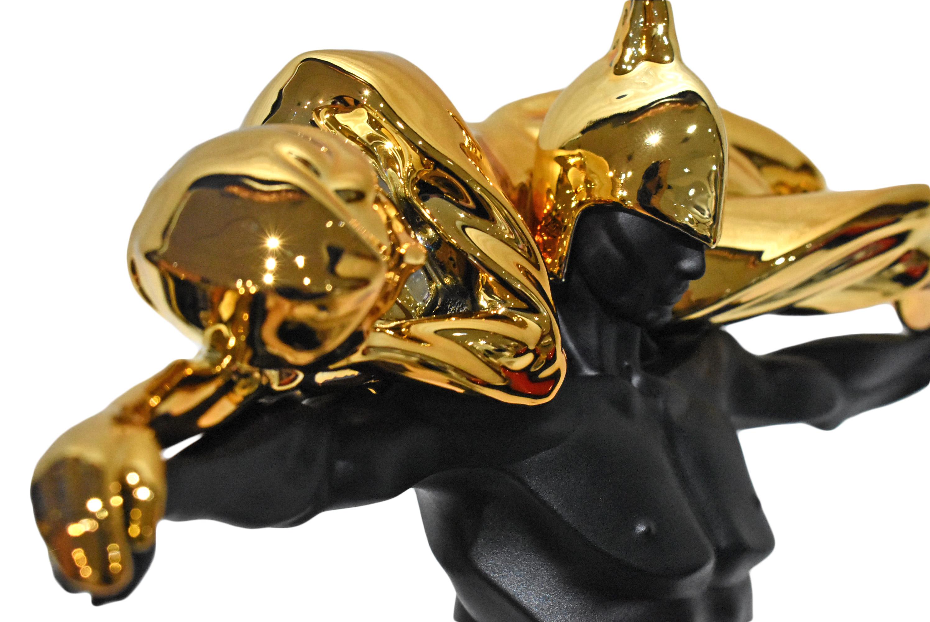Farewell My Concubine – Mann, der eine Frau trägt, die er liebt – Sculpture von Li Ming