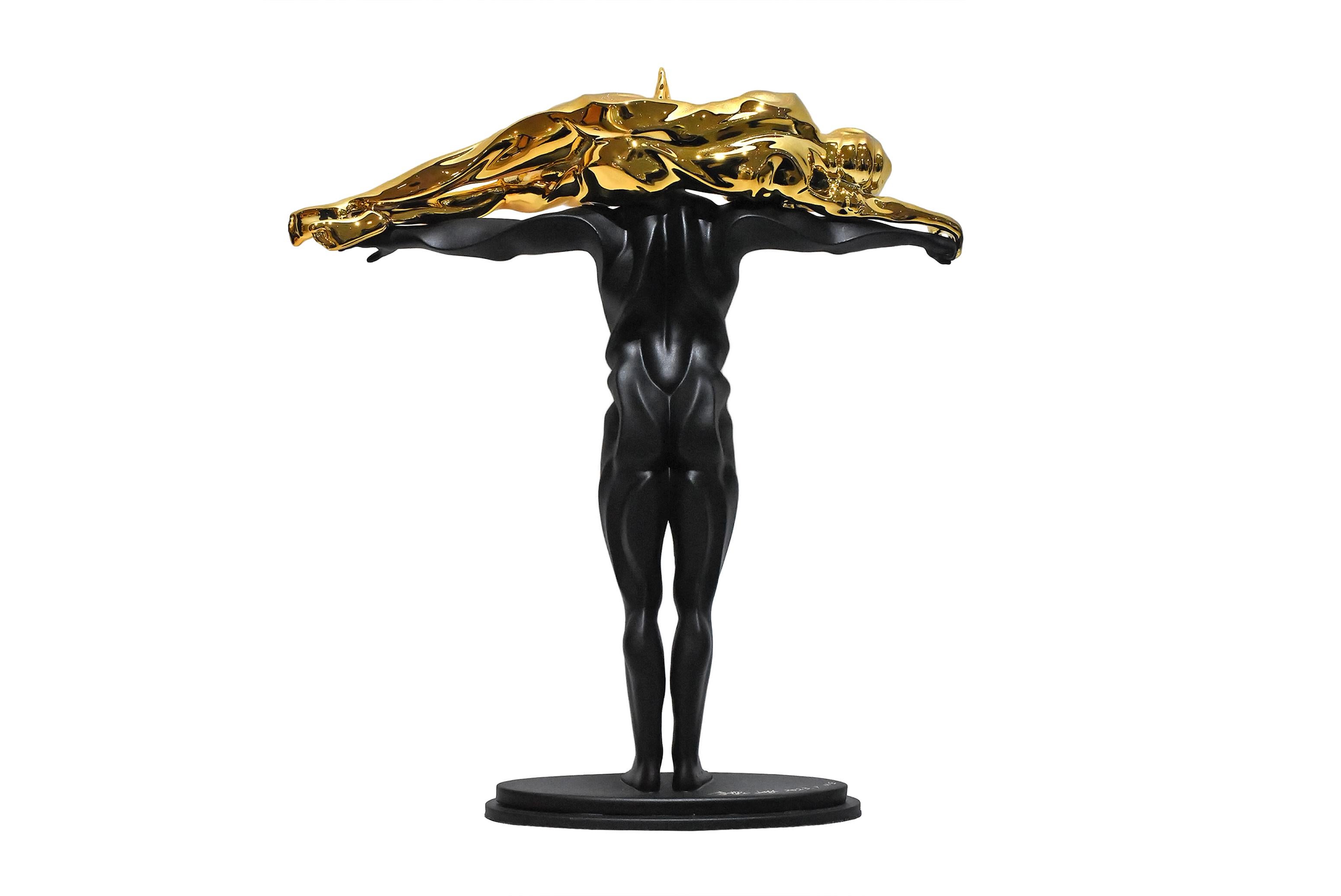 Farewell My Concubine – Mann, der eine Frau trägt, die er liebt (Gold), Figurative Sculpture, von Li Ming