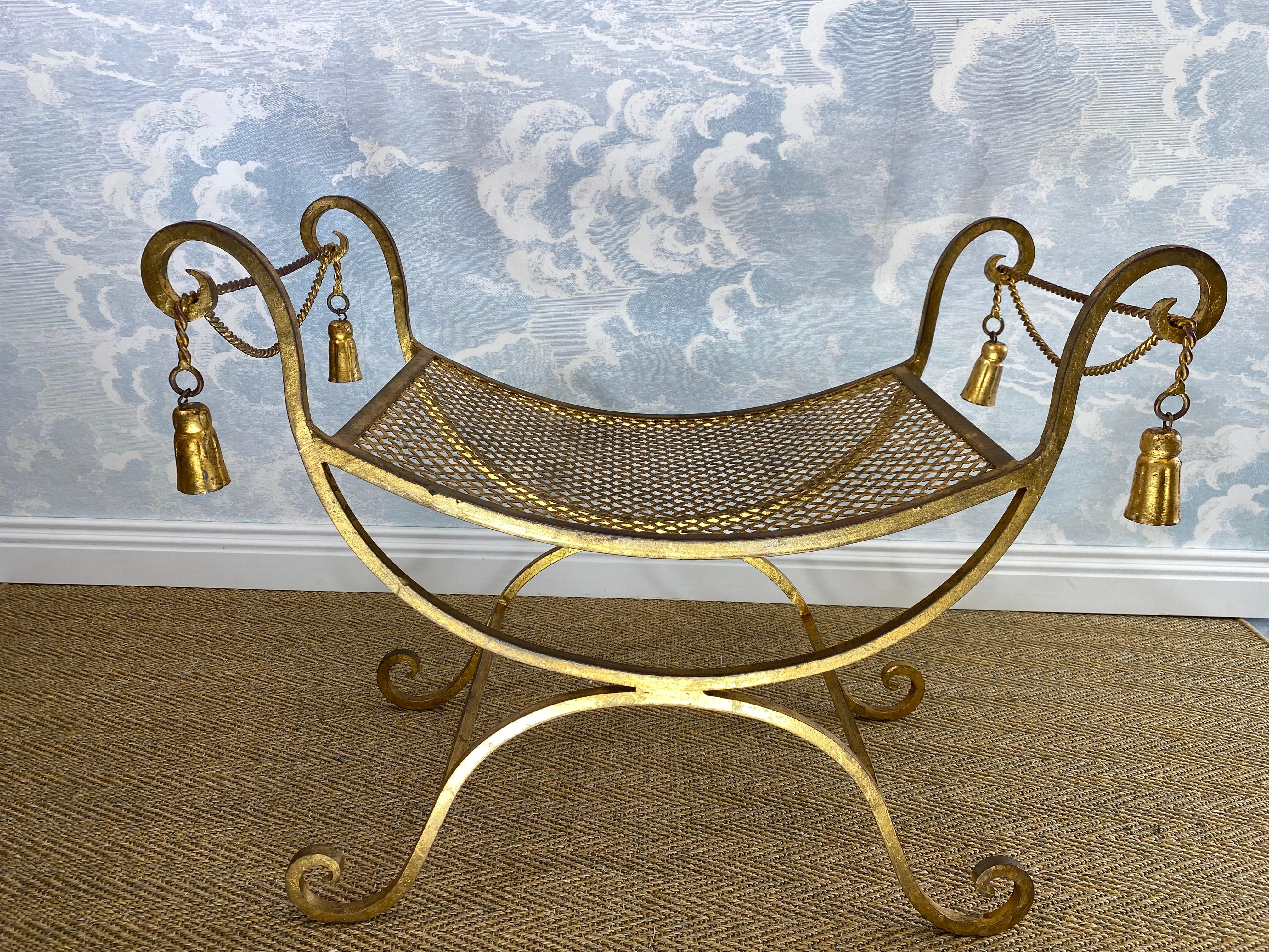 Attribuito a LiPuma, Italia, questo sgabello Curule o Savonarola in ferro battuto dorato con corda attorcigliata e nappe ha il sapore della Hollywood Regency italiana degli anni Cinquanta.

Questo sedile decoroso potrebbe essere un'ottima seduta per