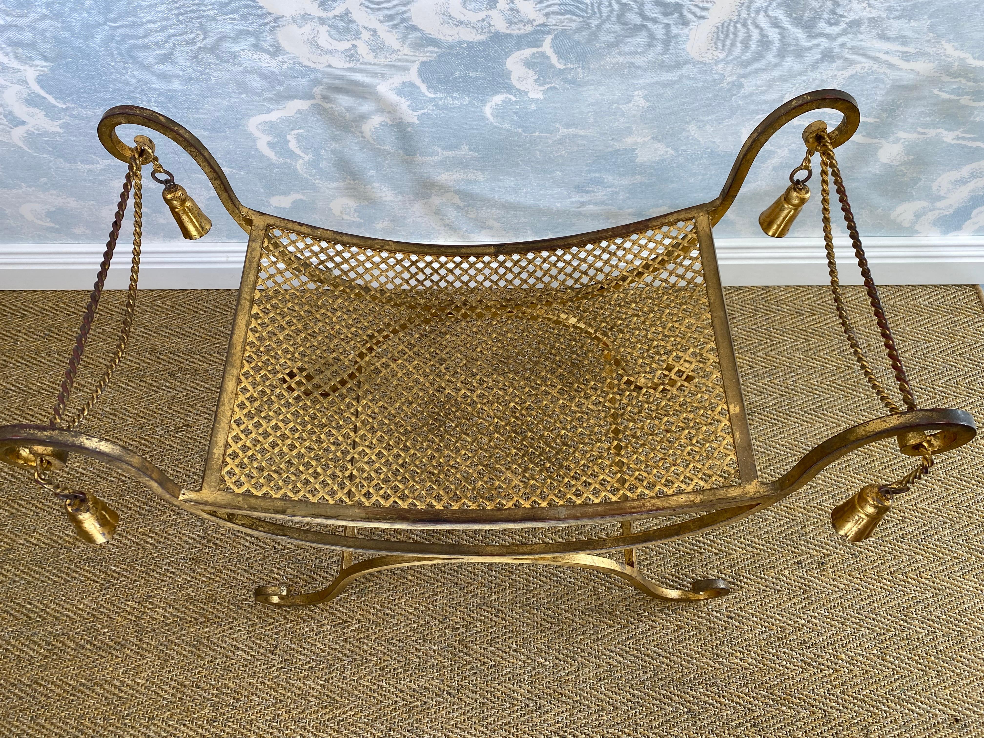 Italiano Li Puma Firenze Seduta / Vanity Chair dorata in curule. Hollywood Regency, Italia, anni '50 in vendita