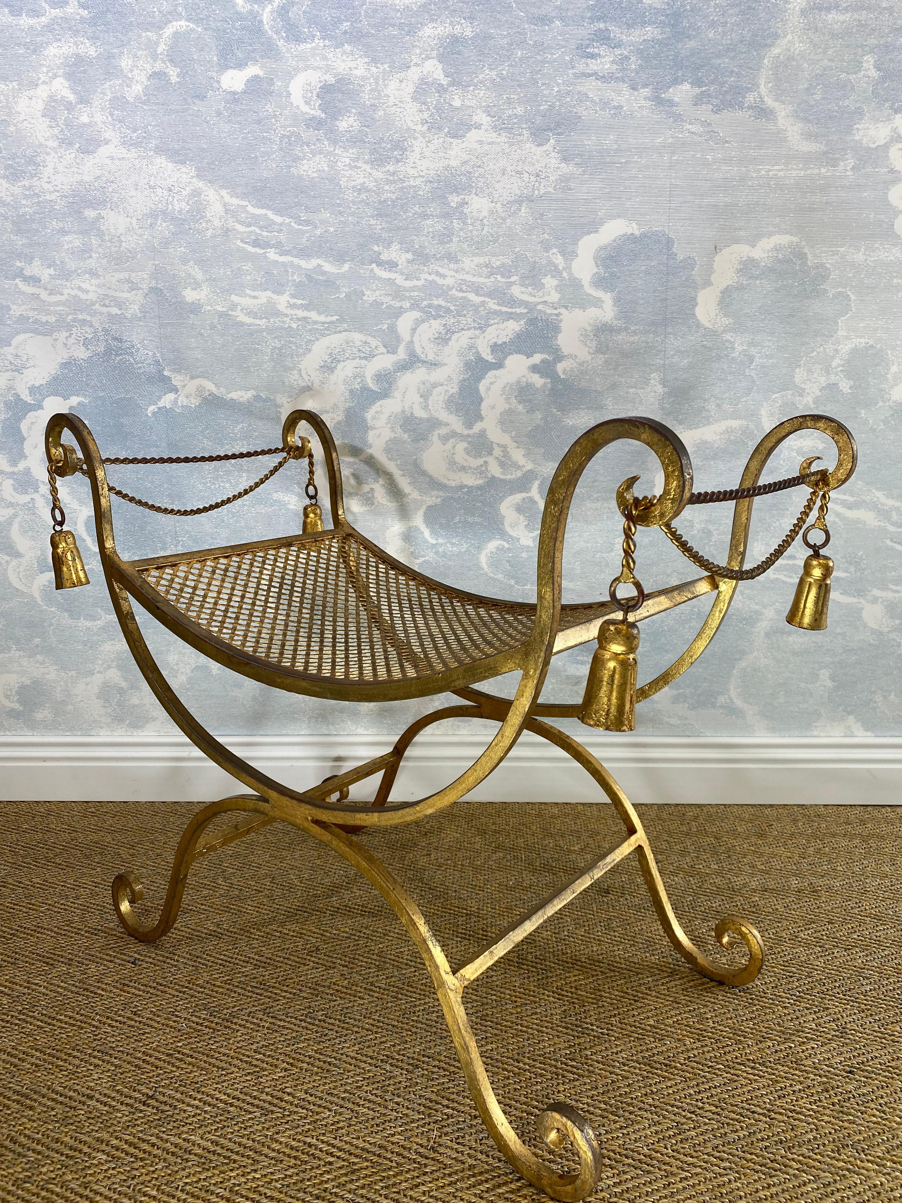 Li Puma Firenze Seduta / Vanity Chair dorata in curule. Hollywood Regency, Italia, anni '50 in vendita 1