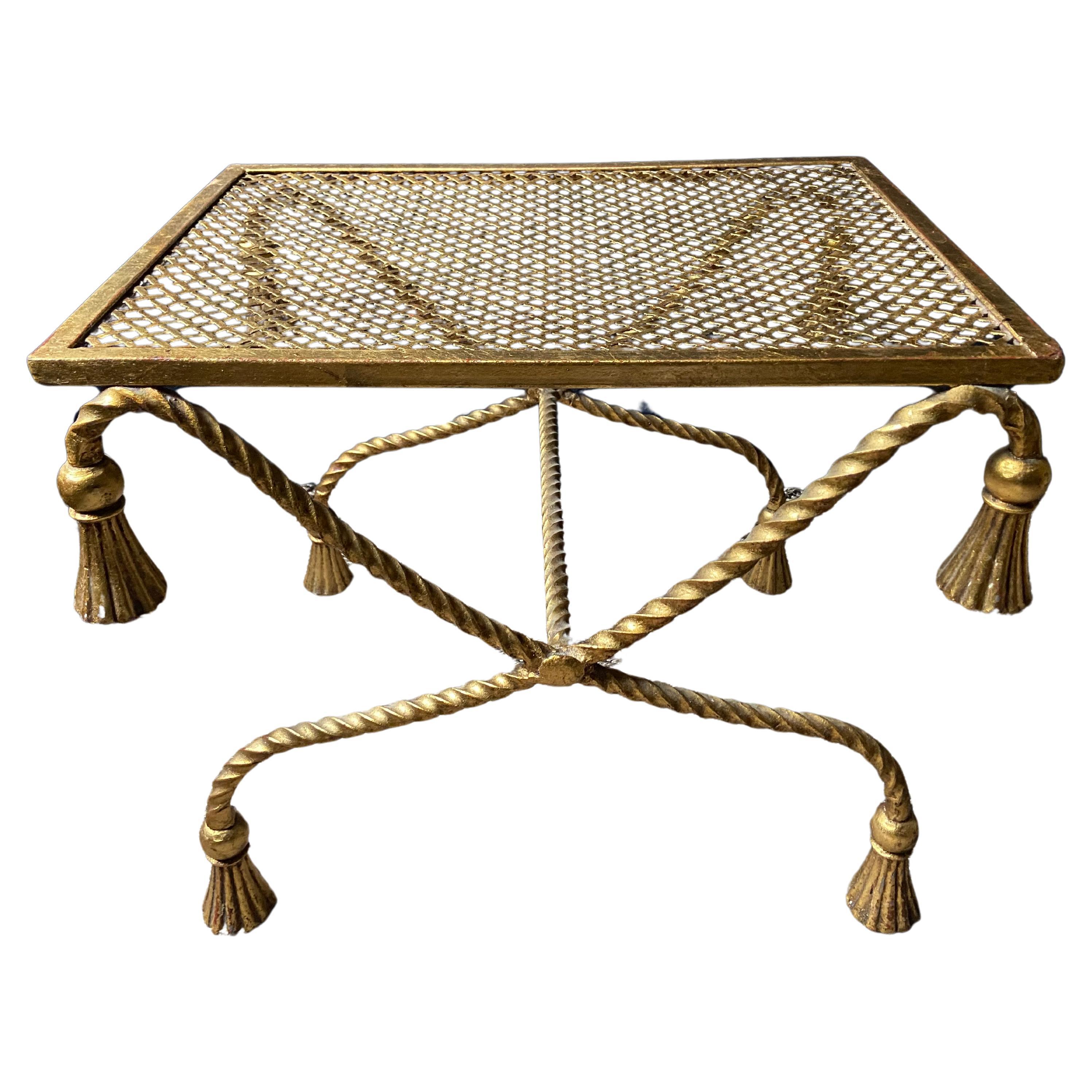 Attribuito a LiPuma, Italia, questo sgabello Curule o Savonarola in ferro battuto dorato con corda attorcigliata e nappe ha il sapore della Hollywood Regency italiana degli anni Cinquanta.

Questa seduta è perfetta come seduta per la camera da letto