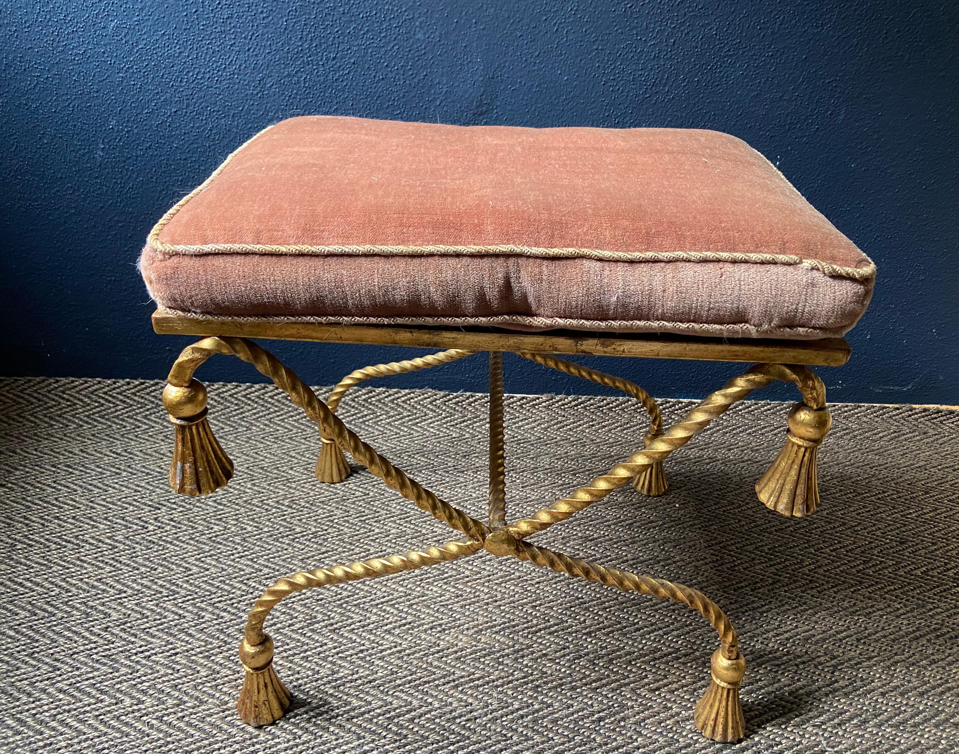 Italiano Li Puma Firenze Seduta / Vanity Chair / Tavolino dorati in Curule, Hollywood Regency in vendita