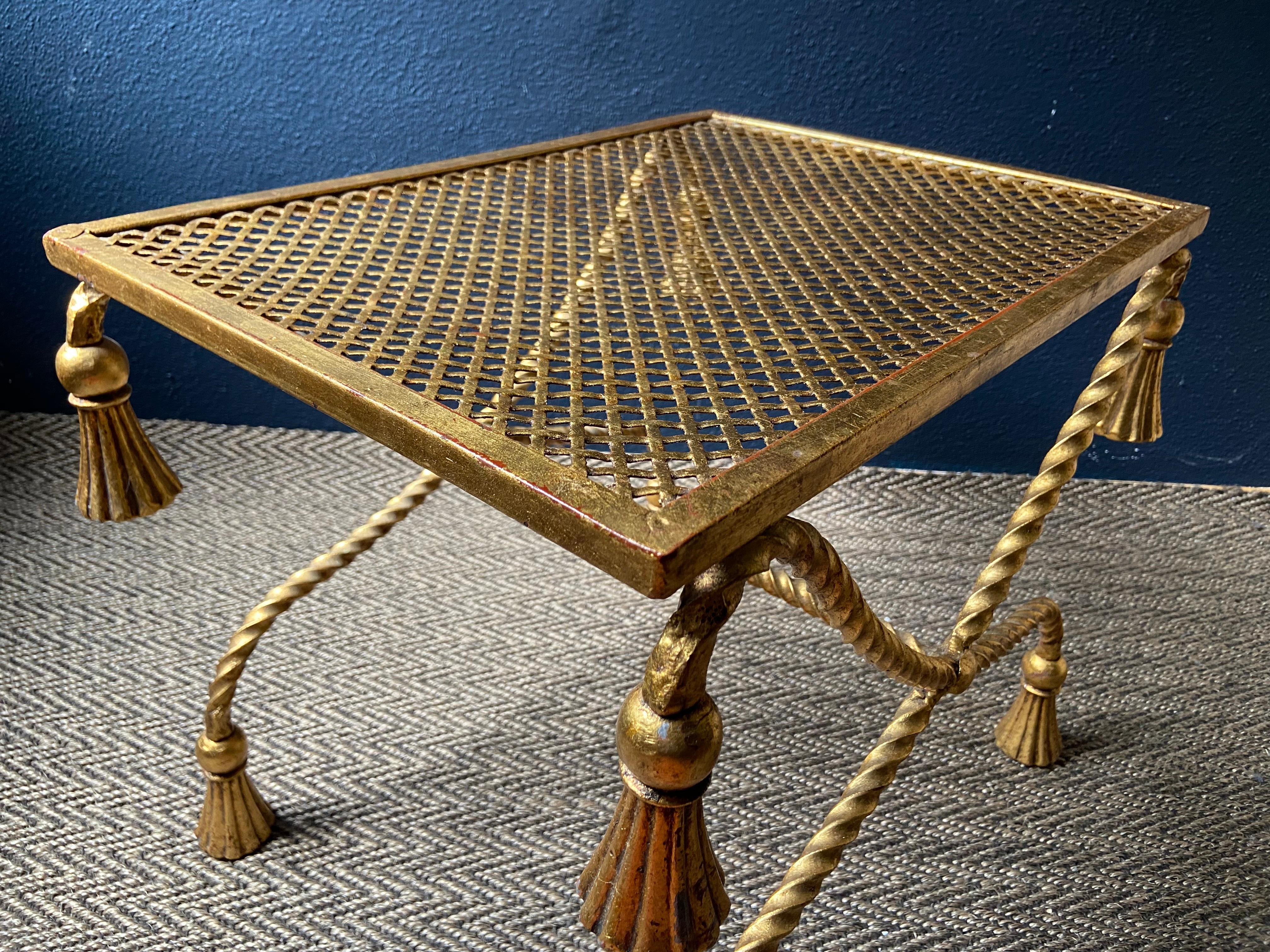 Metallo Li Puma Firenze Seduta / Vanity Chair / Tavolino dorati in Curule, Hollywood Regency in vendita