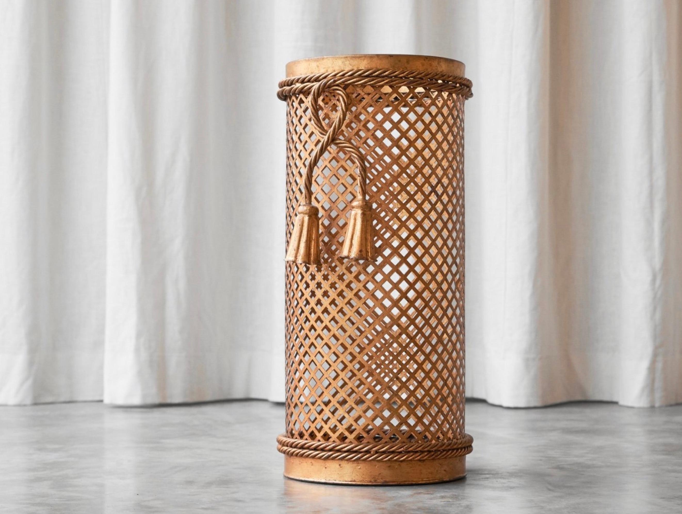 Li Puma Florence Mid Century 'Trompe-l'oeil' Umbrella Stand, Italy, 1960s.

This is a remarkable 'Trompe-l'oeil' style Italian umbrella stand in gold painted metal, made by Li Puma Florence in the middle of the 20th century.

A fun and chique piece