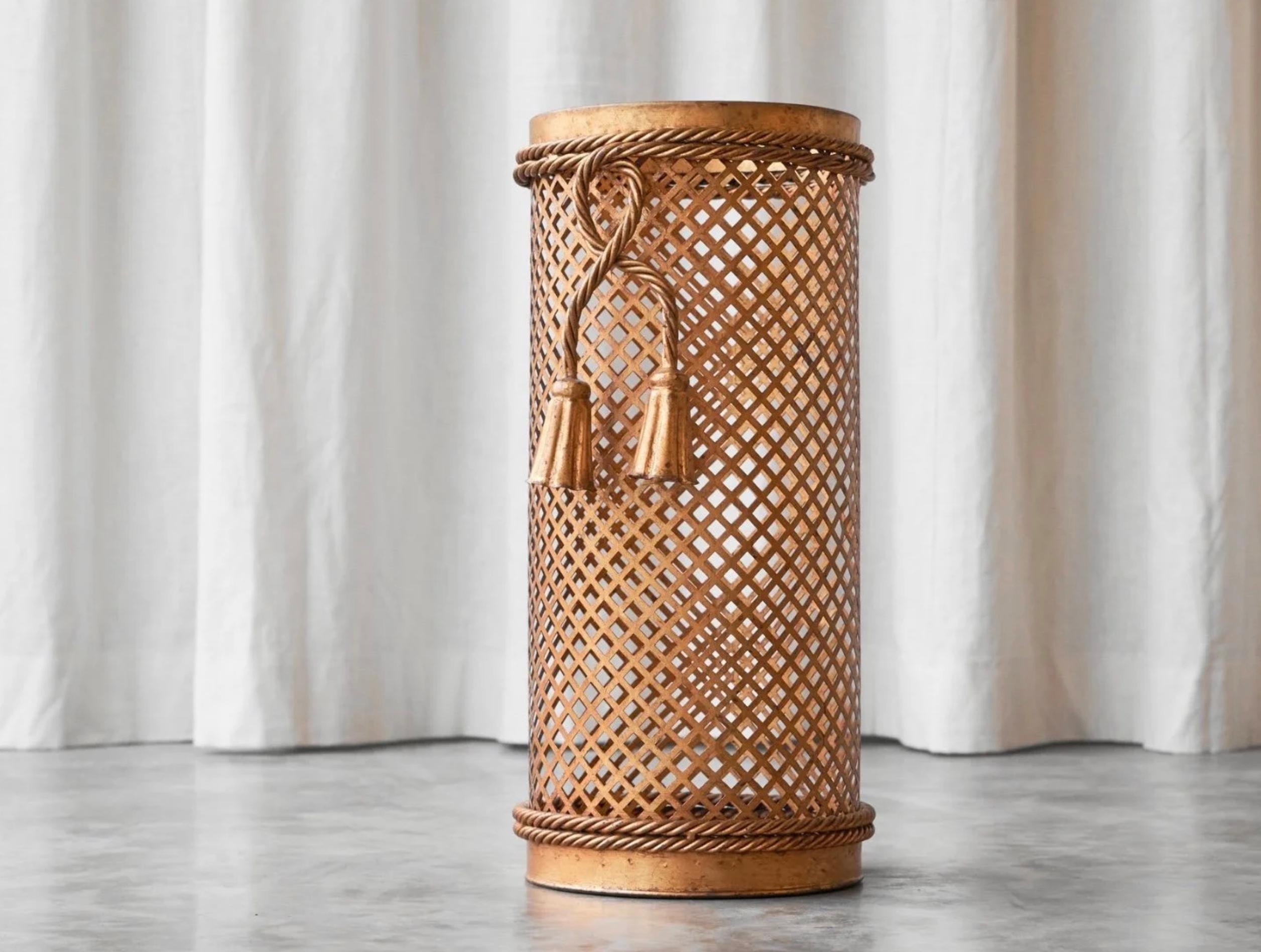 Li Puma Florenz Mid Century 'Trompe-l'oeil' Schirmständer, Italien, 1960er Jahre.

Dies ist ein bemerkenswerter italienischer Schirmständer im Trompe-l'Oeil-Stil aus goldfarbenem Metall, hergestellt von Li Puma Florenz in der Mitte des 20.

Ein