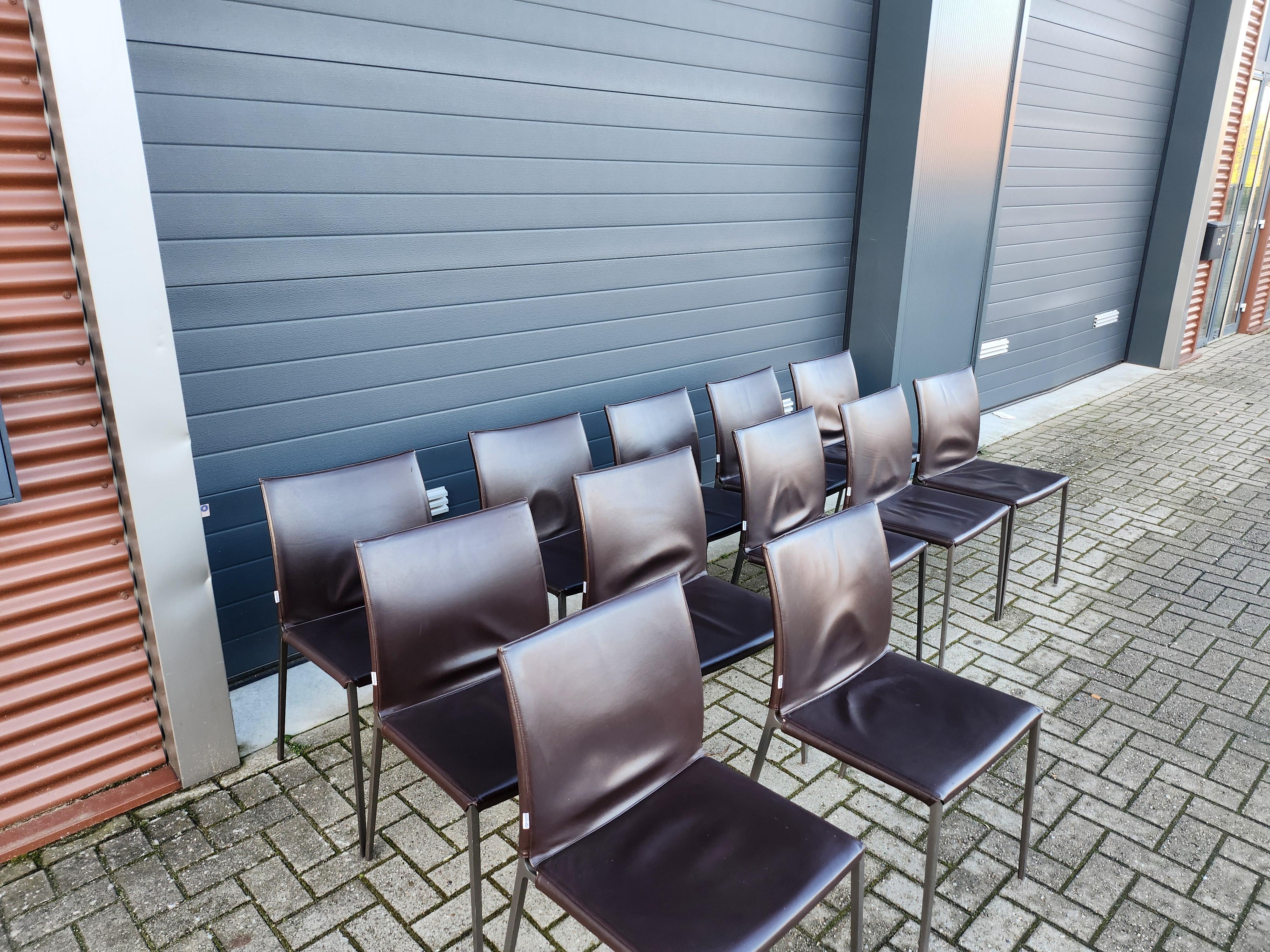 The Lia chair in leather from Zanotta is a beautiful design by designer Roberto Barbieri. He designed this eye-catcher in 1999 and since then it has been unmissable in a luxurious living environment. An innovative design due to its frame made of a