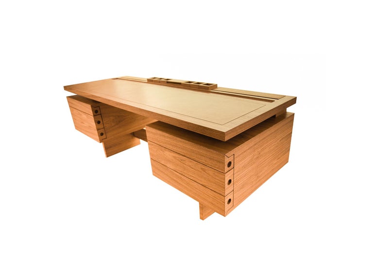 A desk table that has everything you need handily available, lining up practicality and beauty. The Lia S is a perfect work station or even a dressing table. With several compartments, you can easily organize your belongings however you prefer to