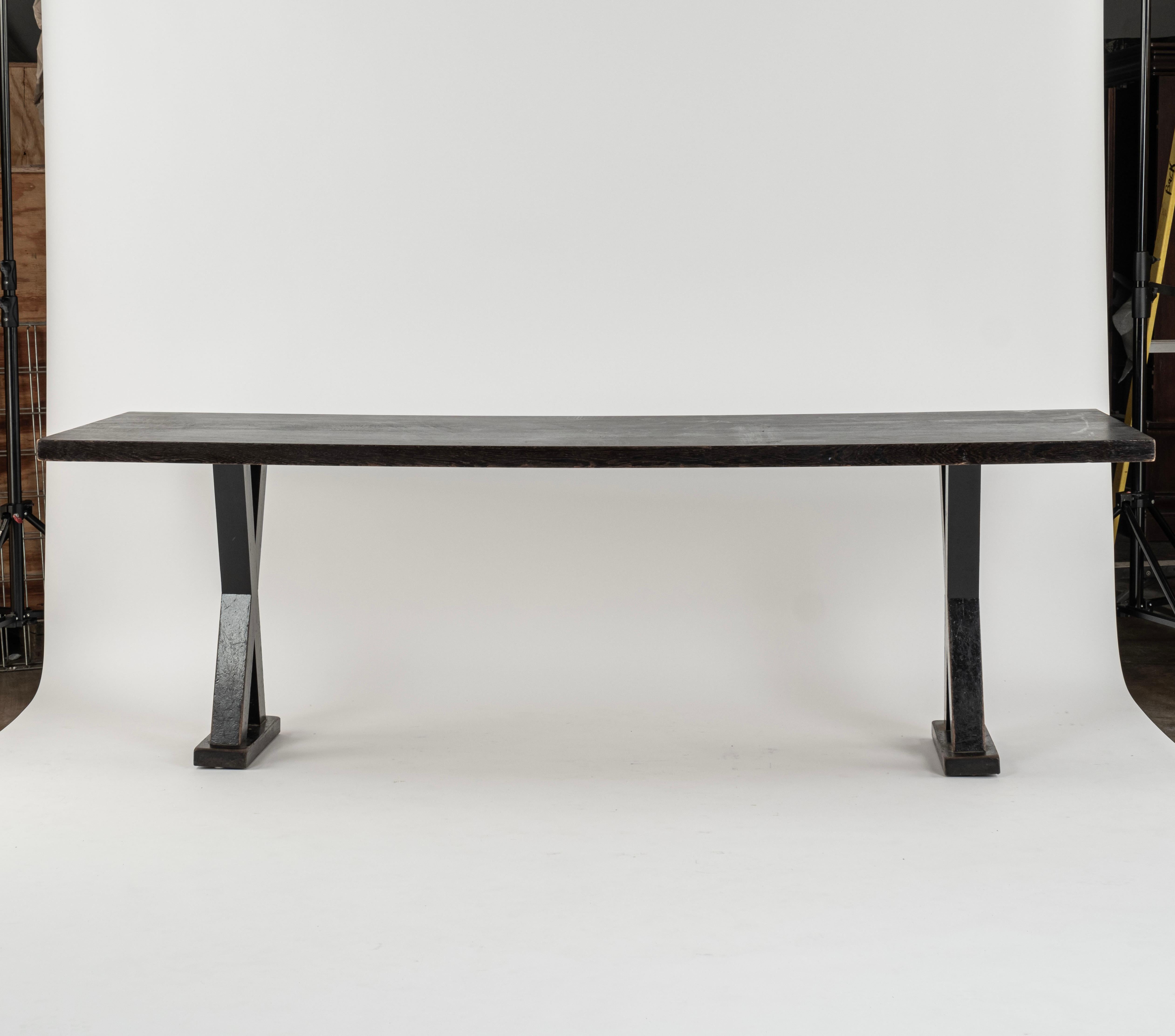 Inspiriert von Christian Liaigre (Franzose, 1943-2020) Mercer Kitchen (Entwurf 1997), langer Esstisch in rechteckiger Form mit x-förmigen Stützen, die auf Sockeln ruhen. 28,5