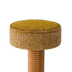 Taburete de bar Liam: Diseño moderno en madera de haya, latón y tela