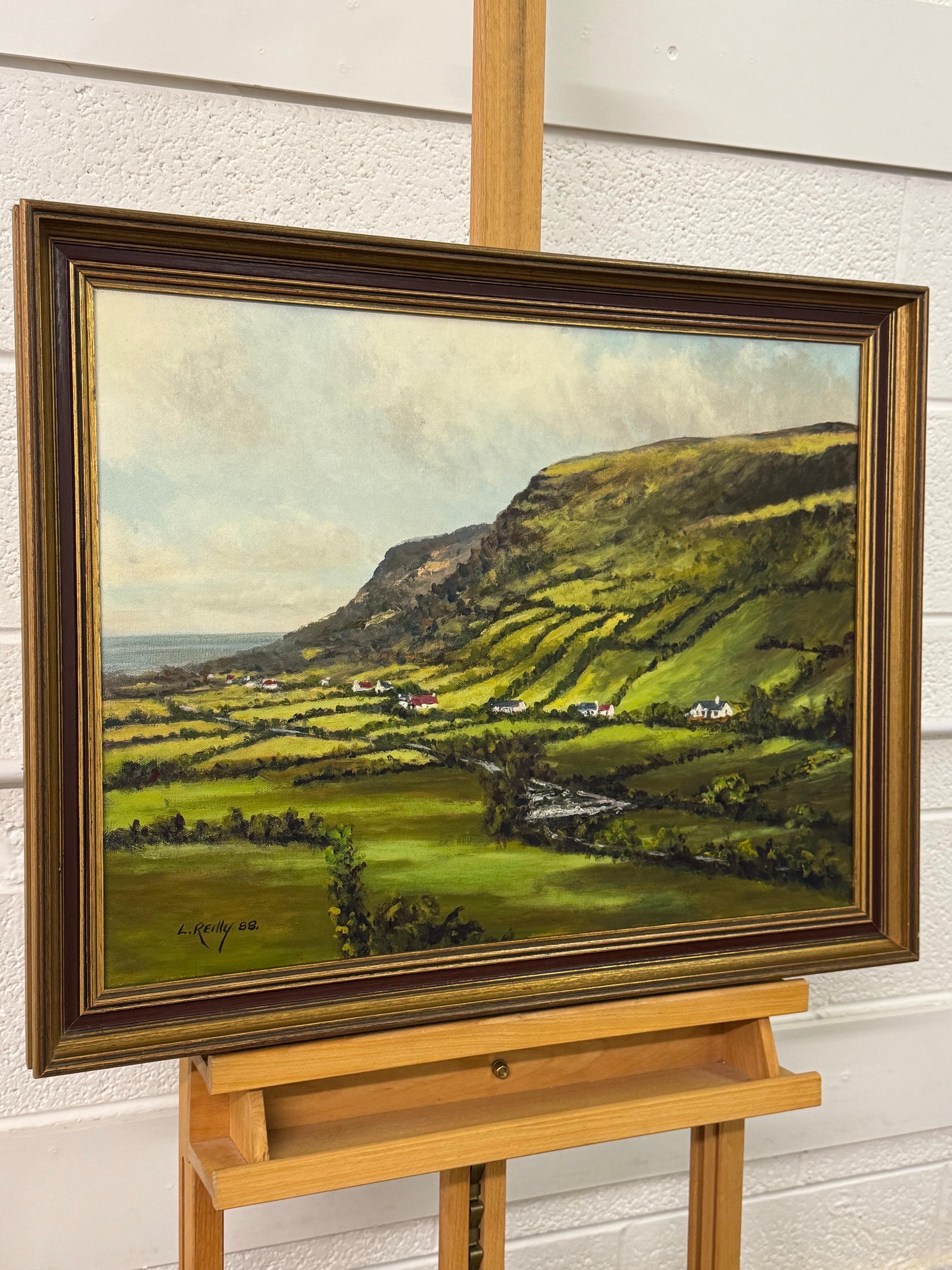 Dipinto d'epoca del 20° secolo di un villaggio irlandese dal verde lussureggiante, opera di un artista irlandese - Art di Liam Reilly