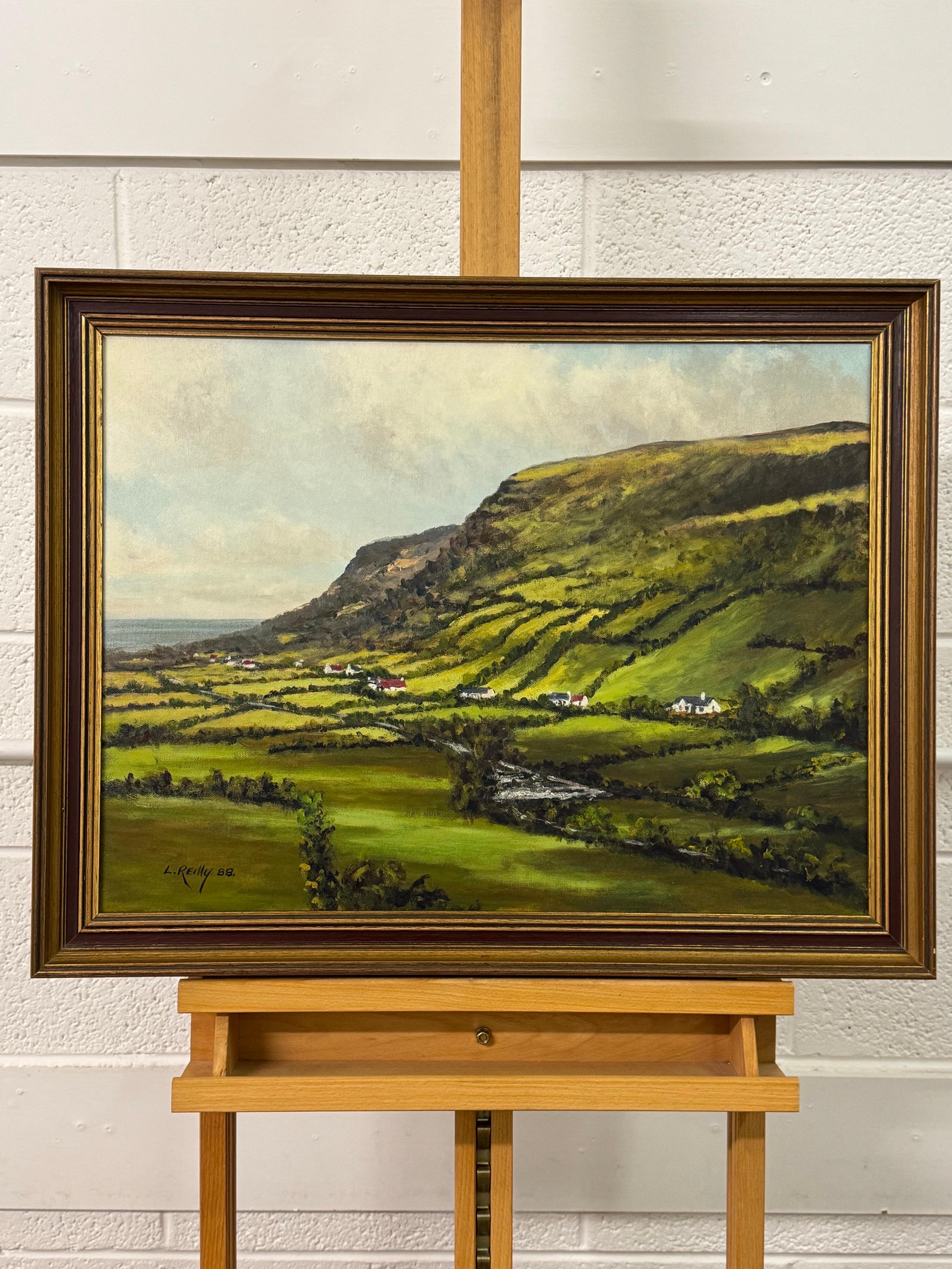 Dipinto d'epoca del 20° secolo di un villaggio irlandese dal verde lussureggiante, opera di un artista irlandese - Art Moderno di Liam Reilly