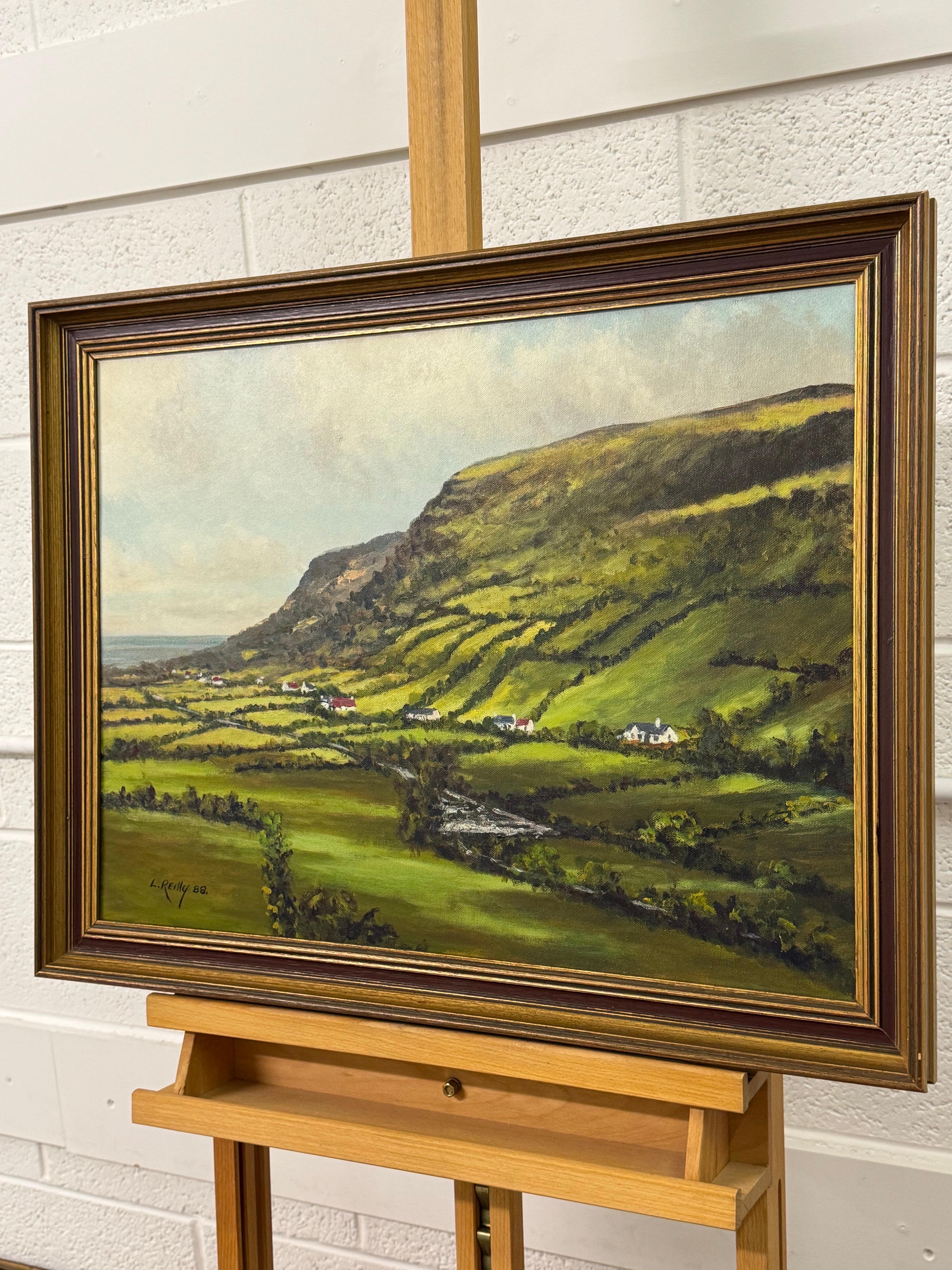 Dipinto d'epoca del 20° secolo di un villaggio irlandese dal verde lussureggiante, opera di un artista irlandese - Landscape Art Marrone di Liam Reilly