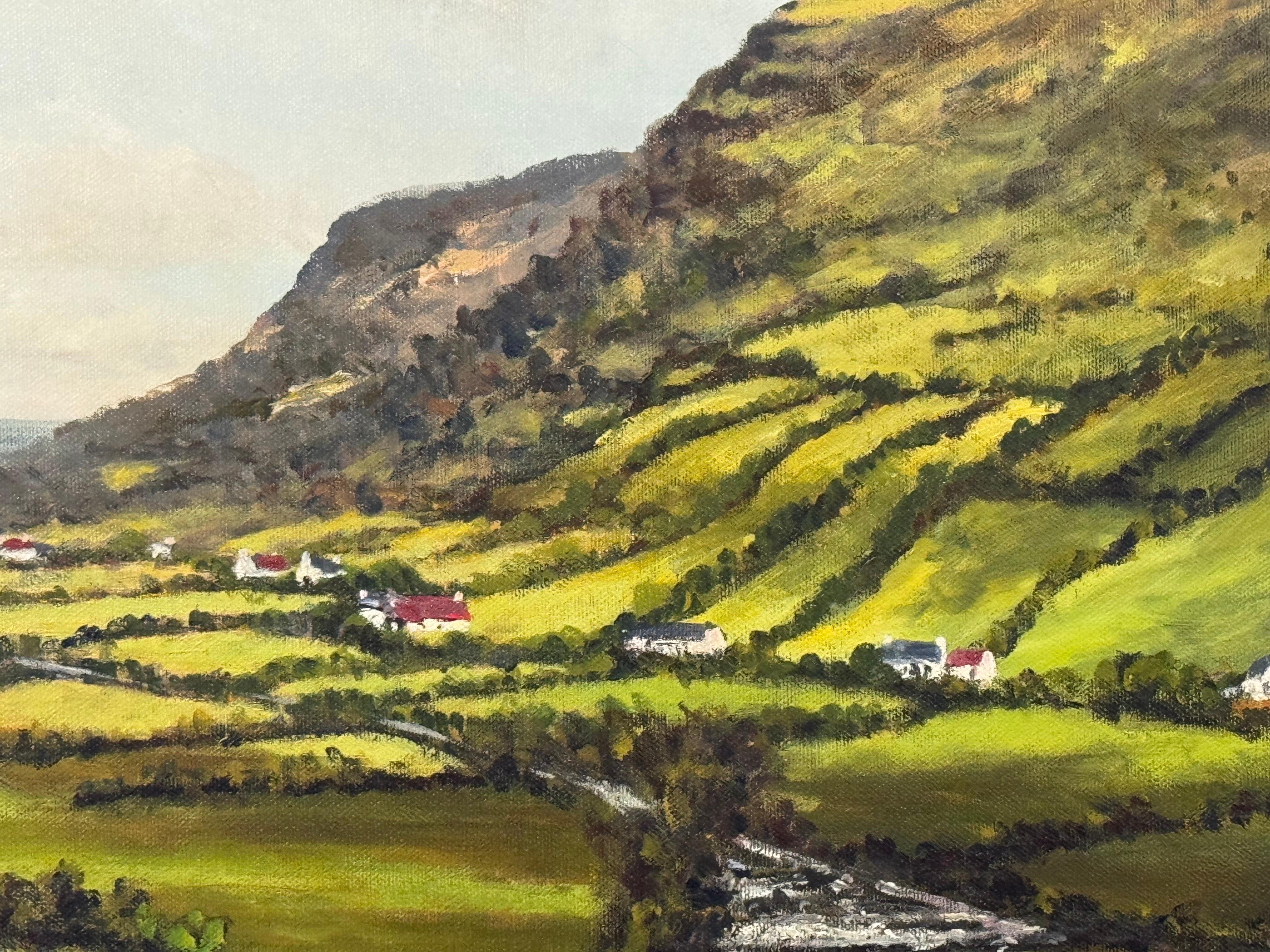 Dipinto d'epoca del 20° secolo di un villaggio irlandese dal verde lussureggiante, opera di un artista irlandese in vendita 2