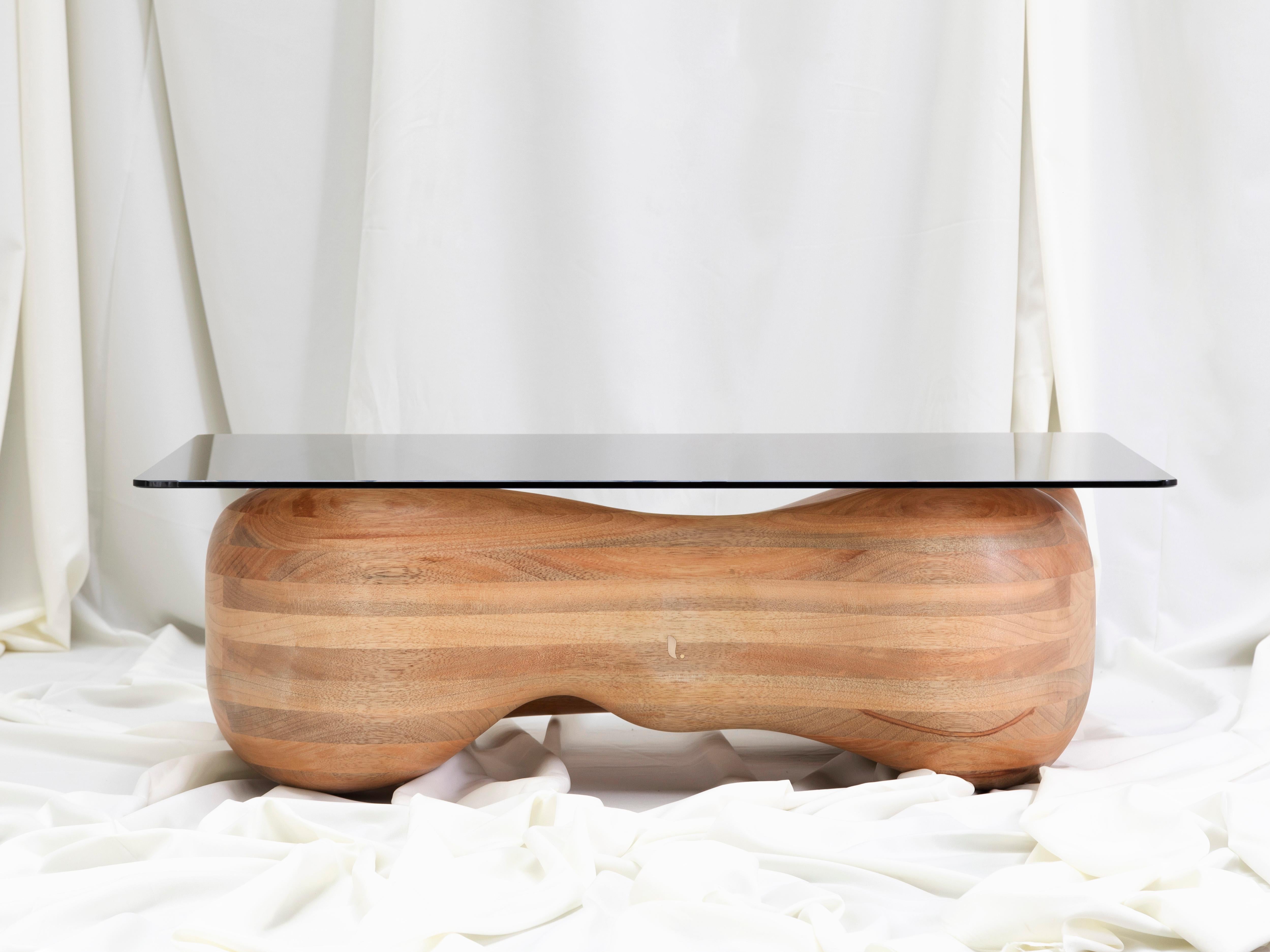 Table basse Liana de Laluz
Dimensions : L 90 x D 130 x H 43 cm
MATERIAL : Bronze, polyuréthane, bois de guarango.
Poids : 120 kg.

LaLuz Design/One est une jeune entreprise dynamique spécialisée dans la production d'abat-jour et de lampes uniques