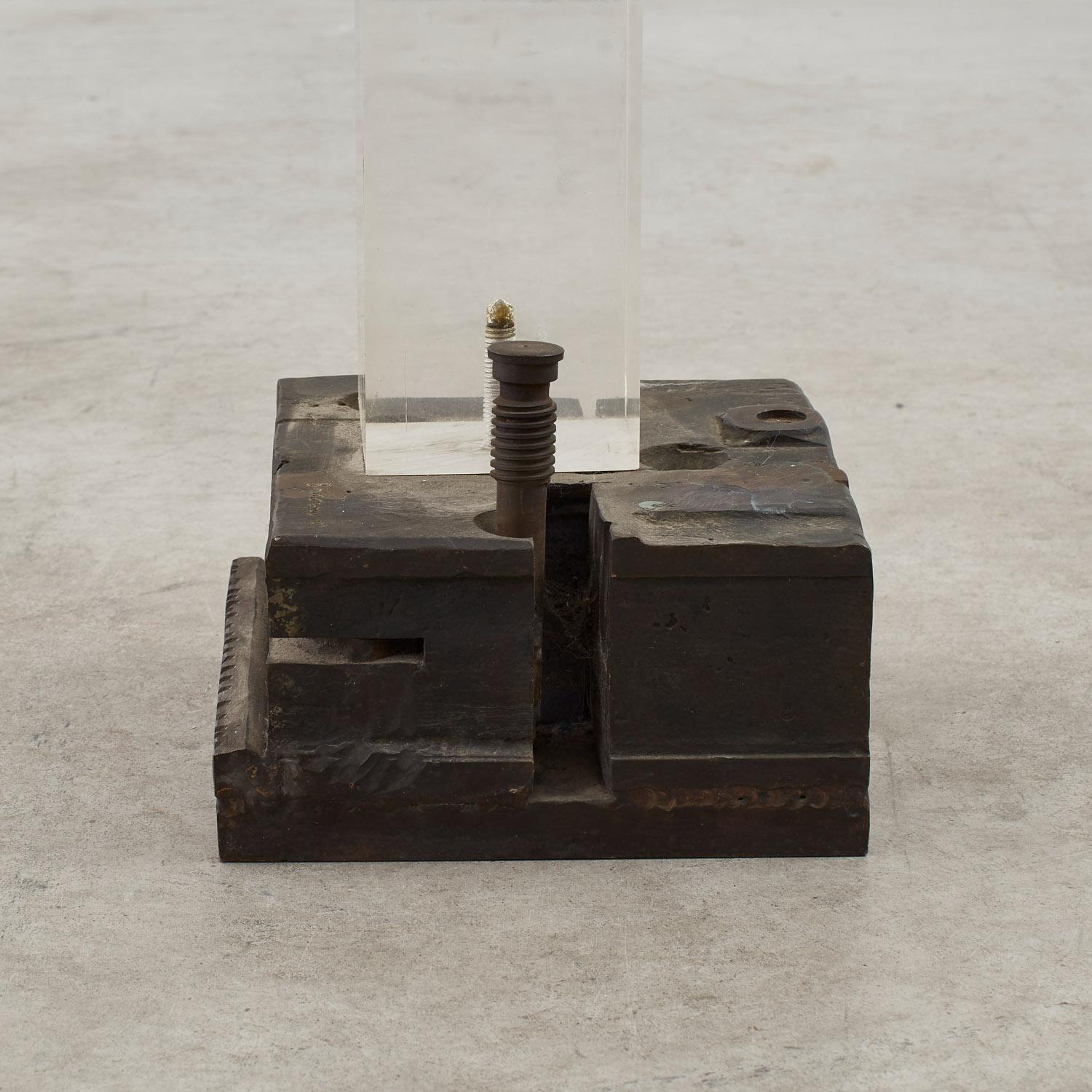 Sculpture en bronze sans titre de Liana Vassalou sur un piédestal en acrylique - Grèce, 1991 en vente 4