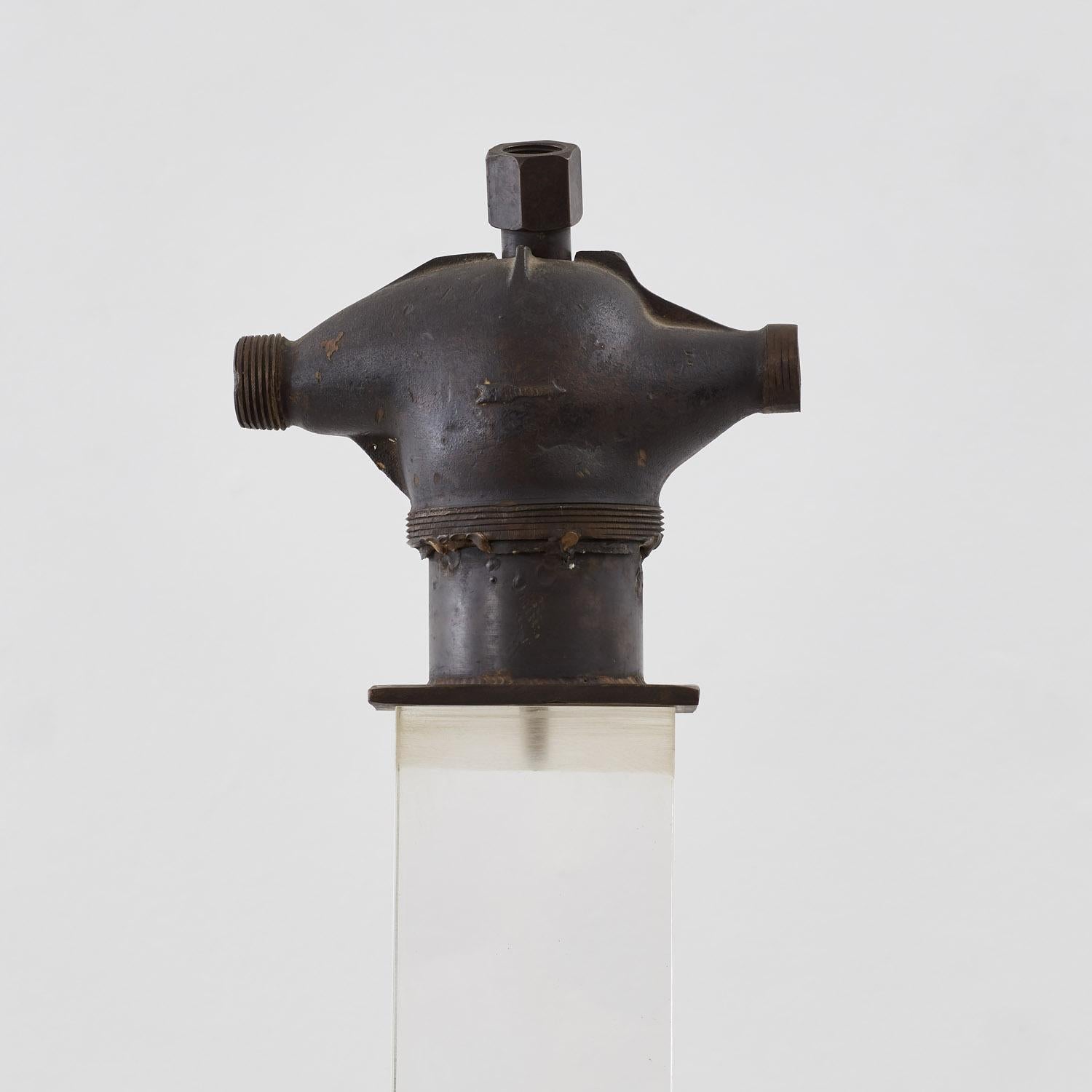 Grec Sculpture en bronze sans titre de Liana Vassalou sur un piédestal en acrylique - Grèce, 1991 en vente