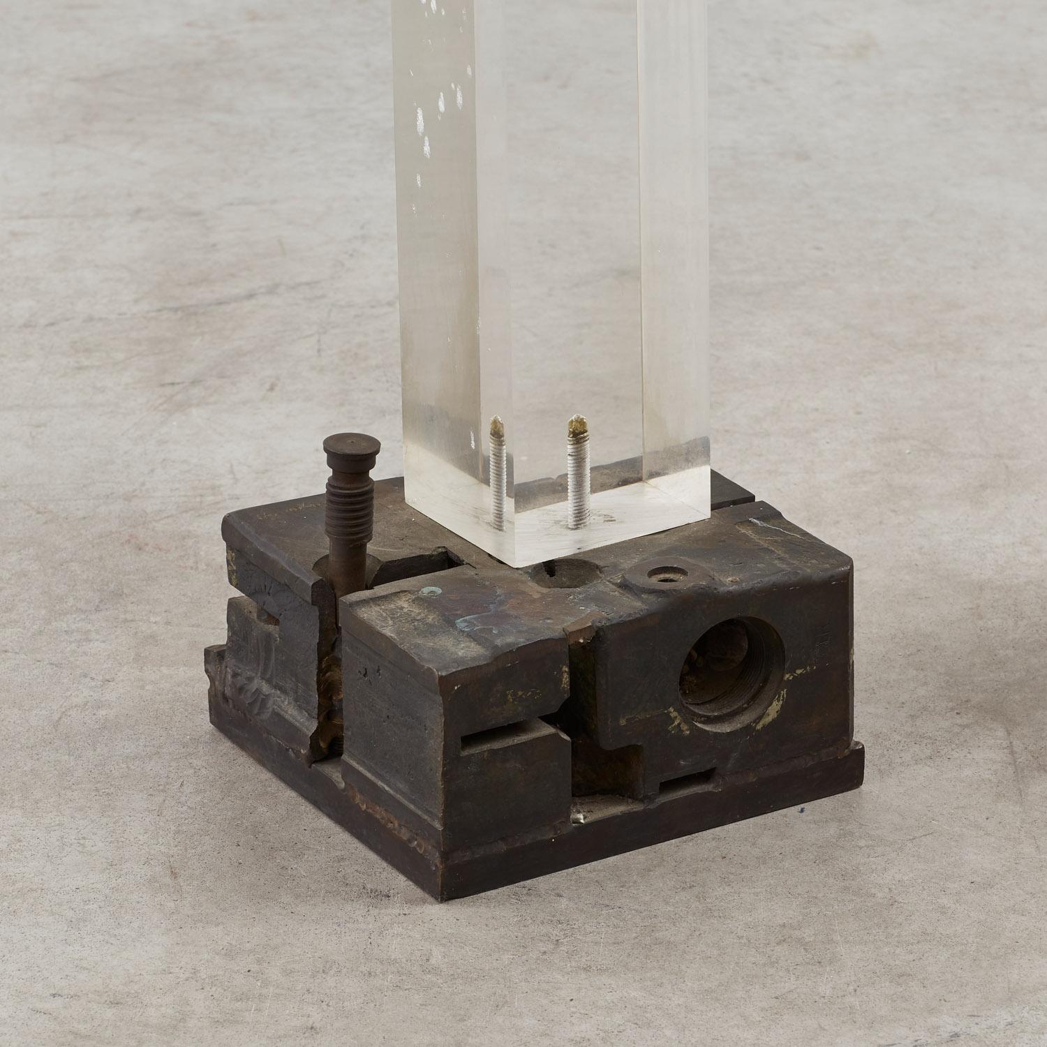 Bronze Sculpture en bronze sans titre de Liana Vassalou sur un piédestal en acrylique - Grèce, 1991 en vente