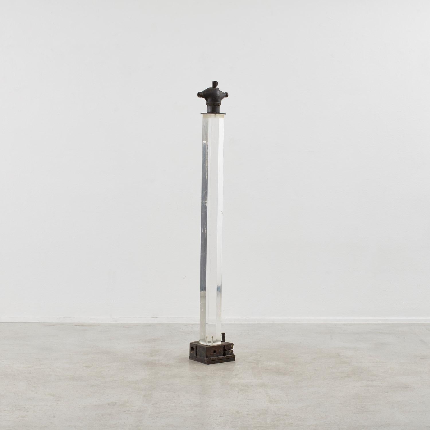 Sculpture en bronze sans titre de Liana Vassalou sur un piédestal en acrylique - Grèce, 1991 en vente 2