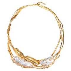 Collana Liane scolpita a mano in placca d
oro e cristallo di Marion Fillancq