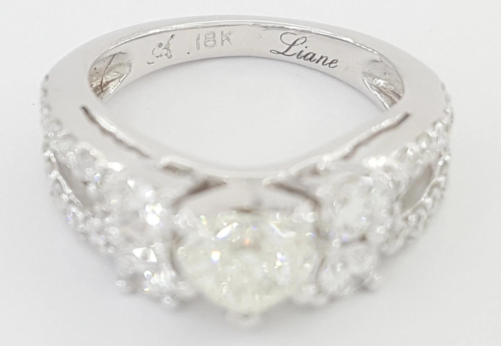 Liane Bague de fiançailles diamant en forme de cœur 1,53 ct en or blanc 18K

Un design romantique et élégant avec un éblouissant diamant en forme de cœur comme pièce maîtresse, complété par un halo et une tige de pierres latérales brillantes pour un