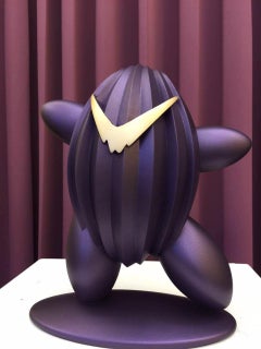 Escultura de sobremesa de acero inoxidable en forma de V de color morado y dorado con un bonito bebé de arroz