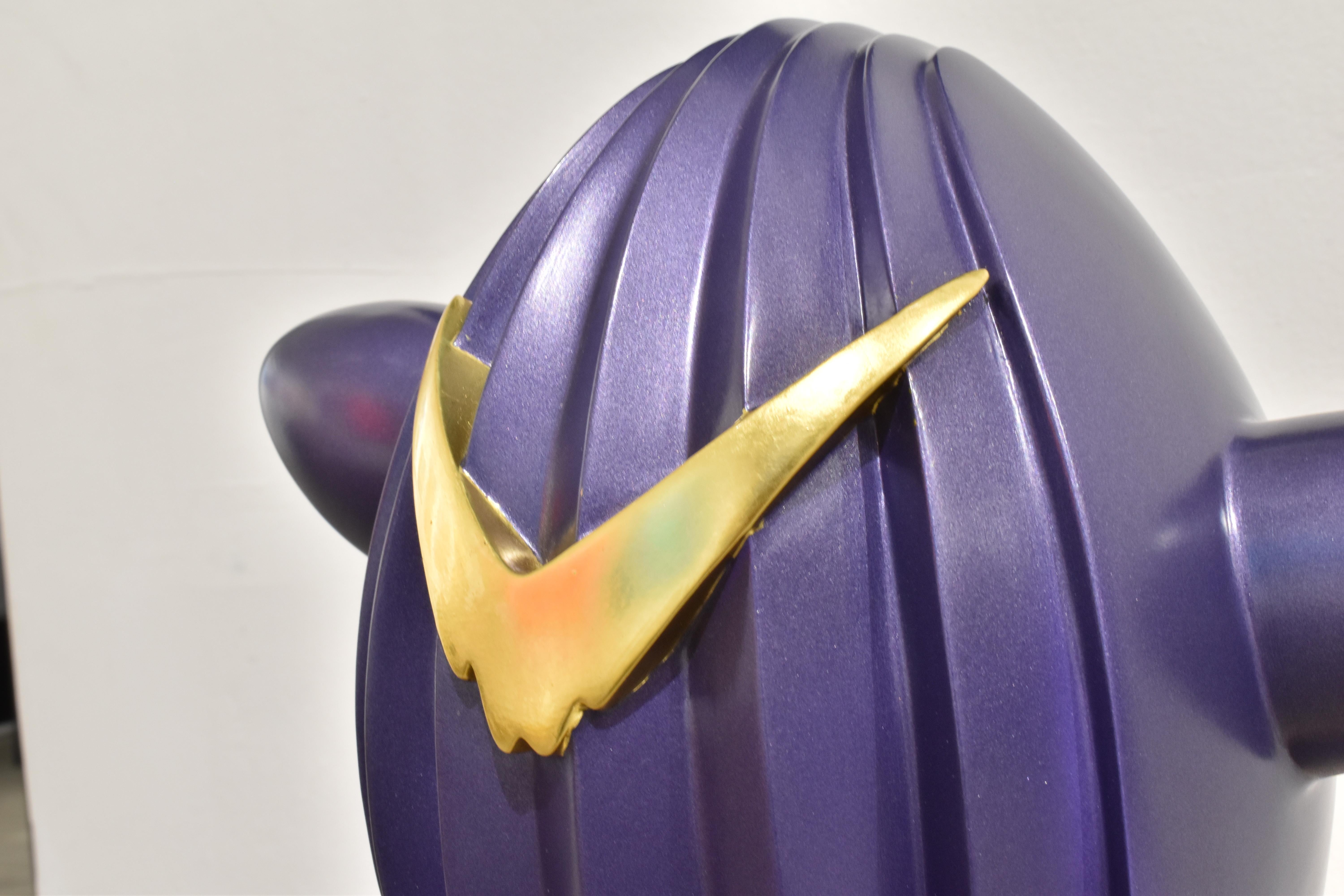 Scultura da tavolo in acciaio inossidabile con segno a forma di V in viola e oro di un simpatico bambino di riso - Sculpture di Liao Ying Hsi