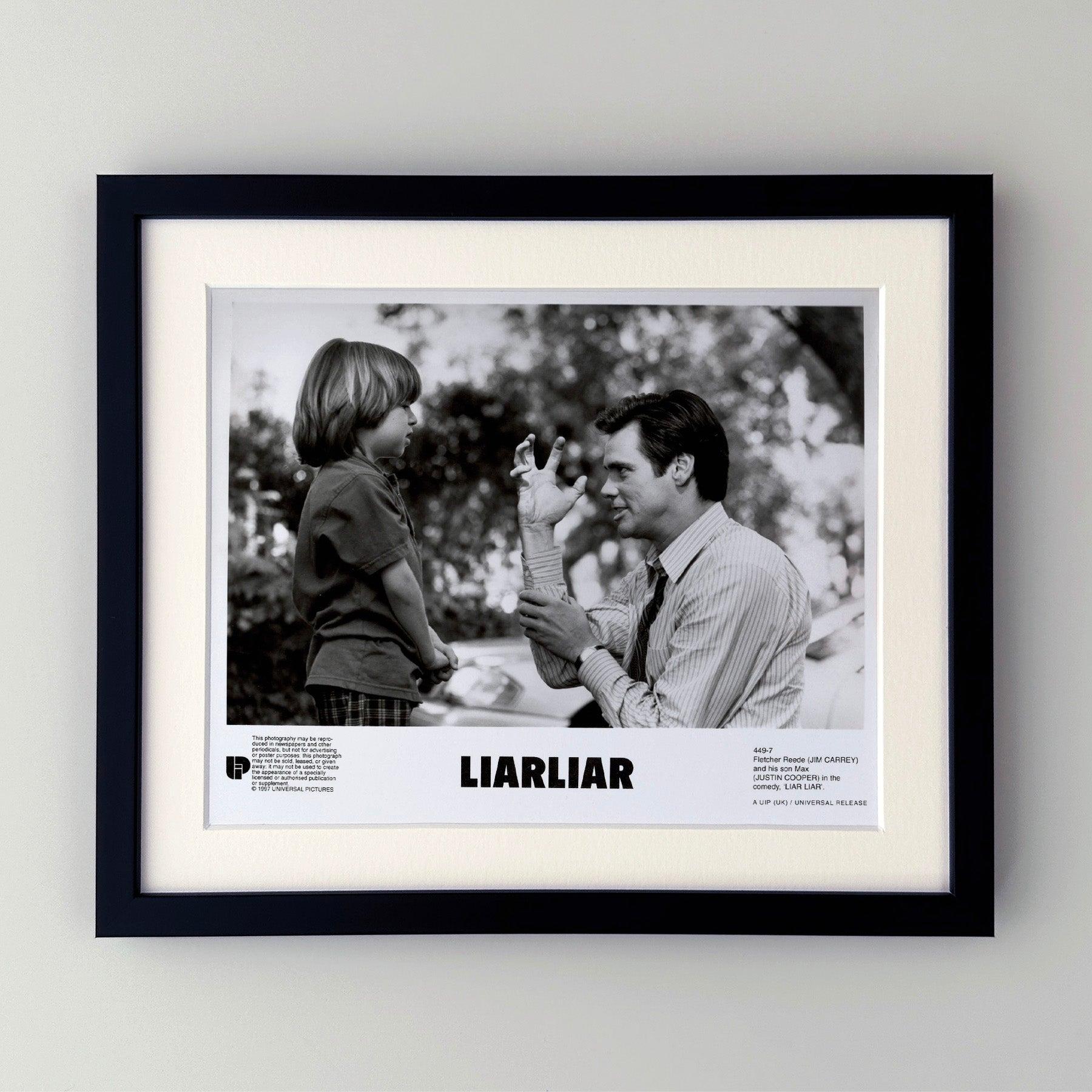 Original 8x10 inches Publicity Film Still for Liar Liar (1997) starring Jim Carrey.

Les photos de publicité (film/production) ont été créées pour aider les studios à promouvoir leurs nouveaux films. Les photos ont été incluses dans les dossiers de