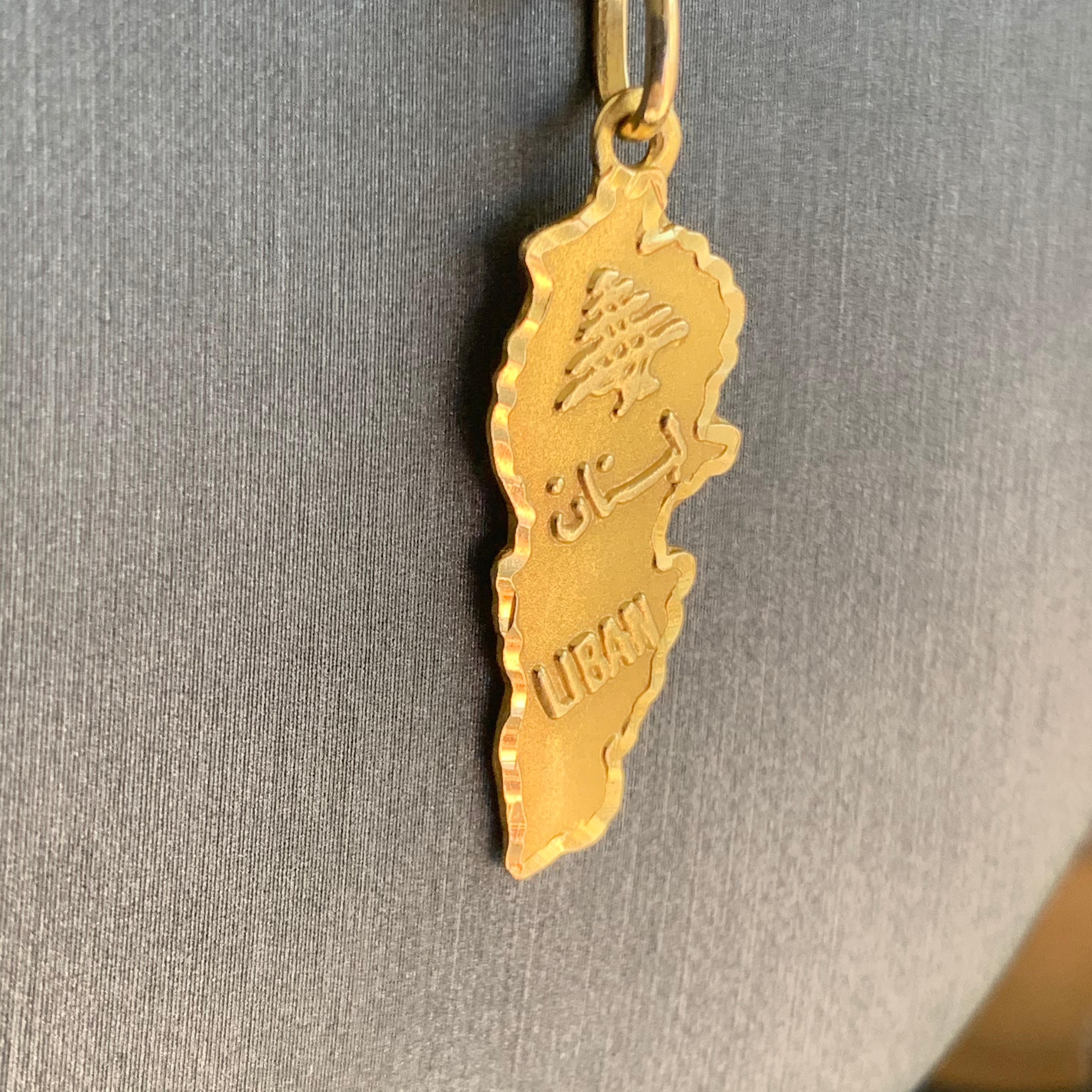 Ciondolo Liban French Lebanon Giallo 18k

1,25 pollici X 0,5 pollici

Il prezzo si riferisce solo al ciondolo, se vuoi anche una catenina posso aggiungerla a un costo aggiuntivo.