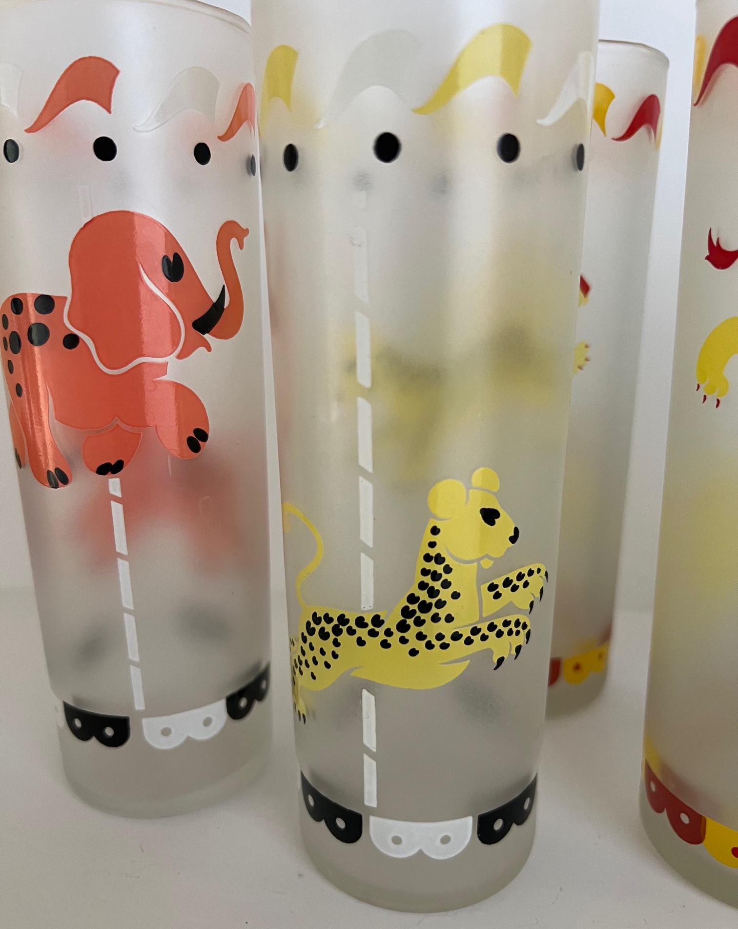 Vintage-Set von Libbey-Gläsern aus geblasenem Glas, jedes in einer anderen Farbe und mit einem anderen Karusselltier. Die Tiere sind in Emaille auf einem mattierten Grund dargestellt, wobei sich auf jeder Seite des Glases ein Tier in angehobener und