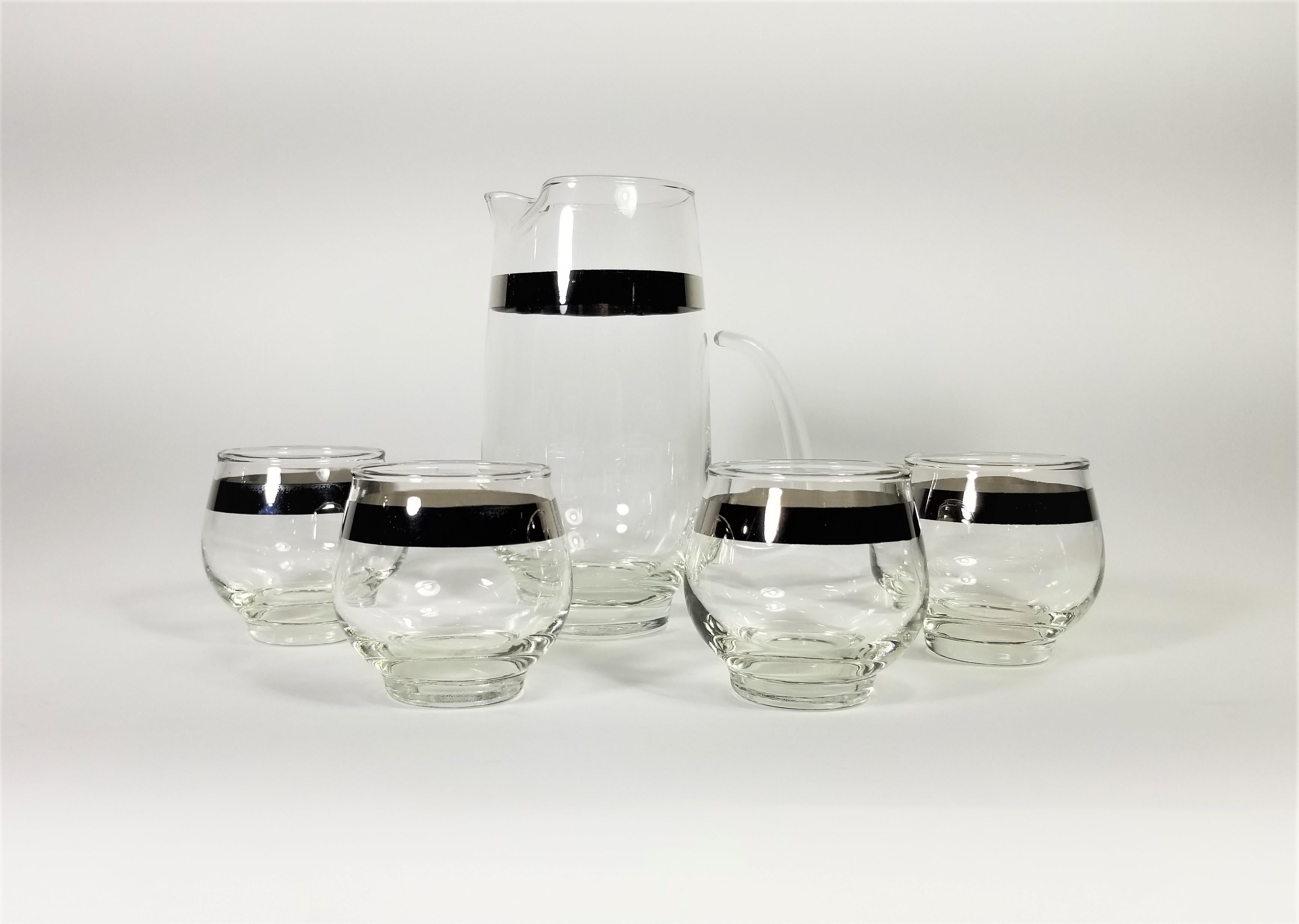 Mid Century Modern 1960s Libbey Martini Set Glassware Barware. 5 Piece. Dorothy Thorpe Style Silver Trim. Petite Size perfect for home bar, bar tray or bar cart. Excellent Condition. 

Measurements:
Pitcher Height: 6.13 inches
Pitcher Diameter: 5.0