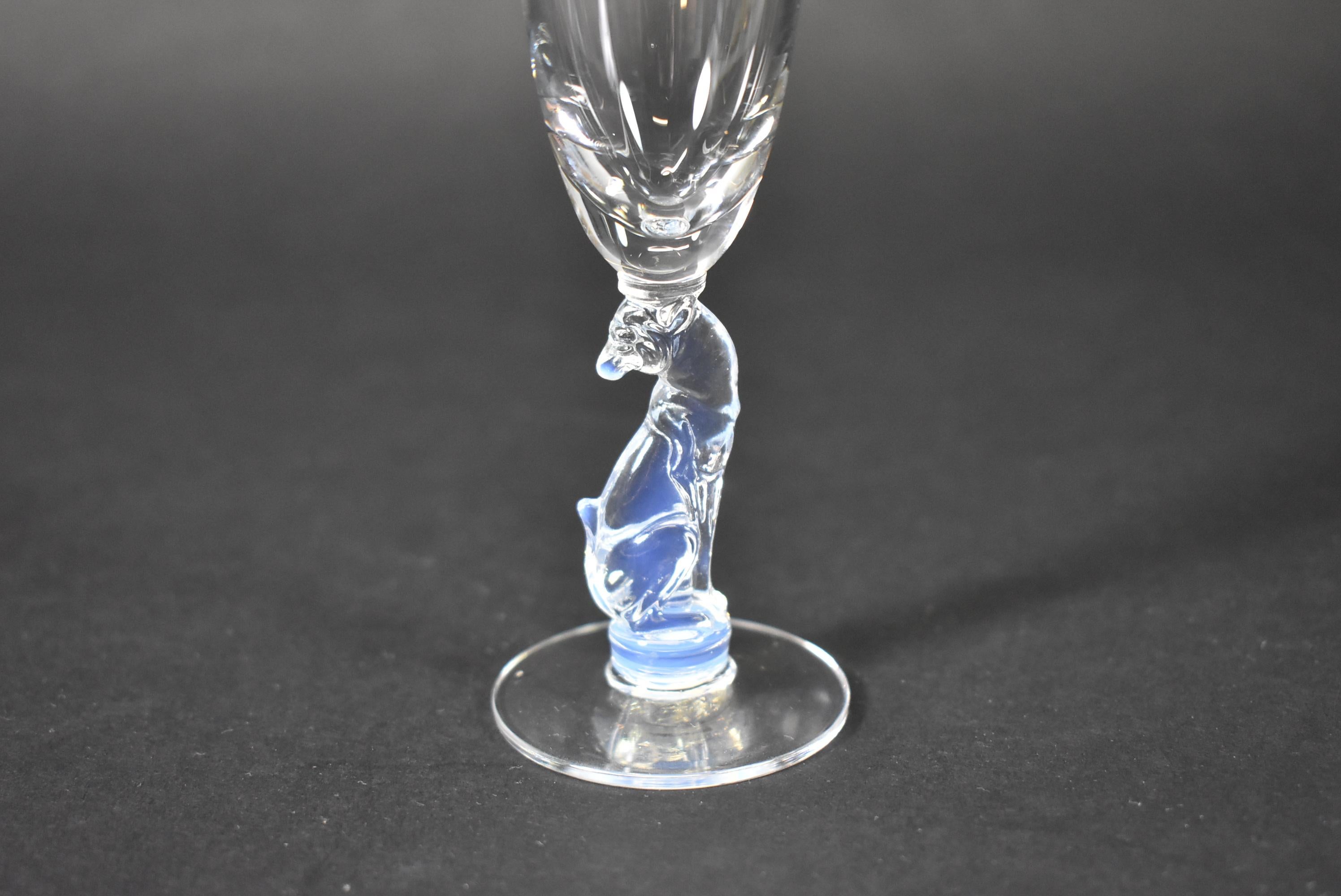 Raros cordiales de piedra lunar Libbey Silhouette Nash Series de 1933 con tallos de galgo en vidrio opalescente diseñados por Douglas Nash. La marca Libbey está grabada al ácido en la parte inferior. 4 1/2
