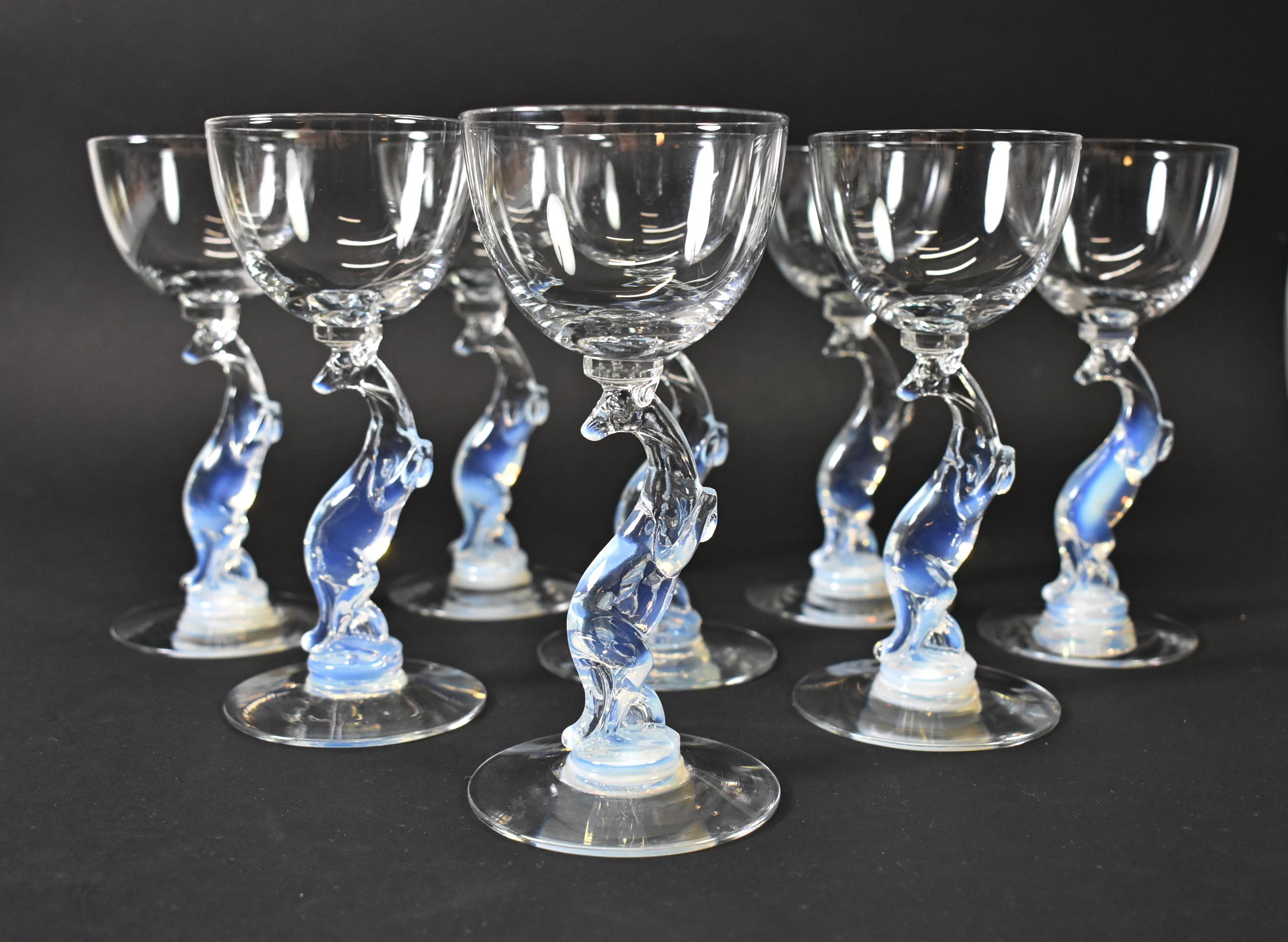 Seltene Libbey Silhouette Nash Series Mondstein-Cocktailgläser von 1933 mit charmantem Kängurustiel aus opalisierendem Glas, entworfen von Douglas Nash. Die Libbey-Marke ist auf dem Boden eingeätzt. 6