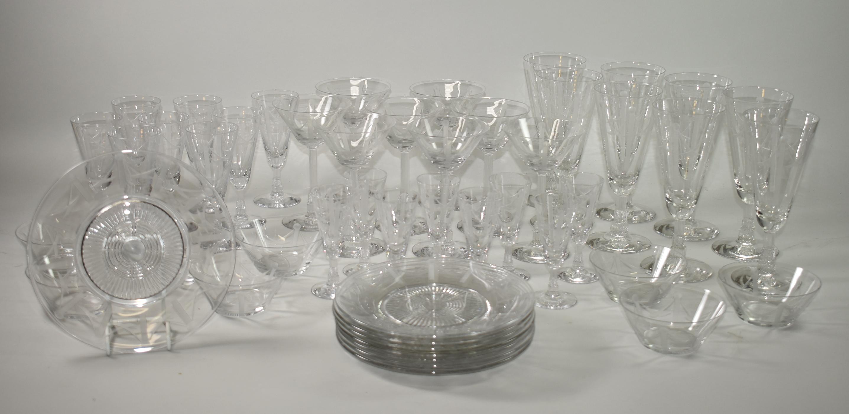 Ensemble de 48 pièces d'élégants verres à pied Libbey fabriqués par la Libbey Glass Company, vers les années 1930, dans le motif Malmaison. 8 pièces de chacun des verres : eau (7 1/4