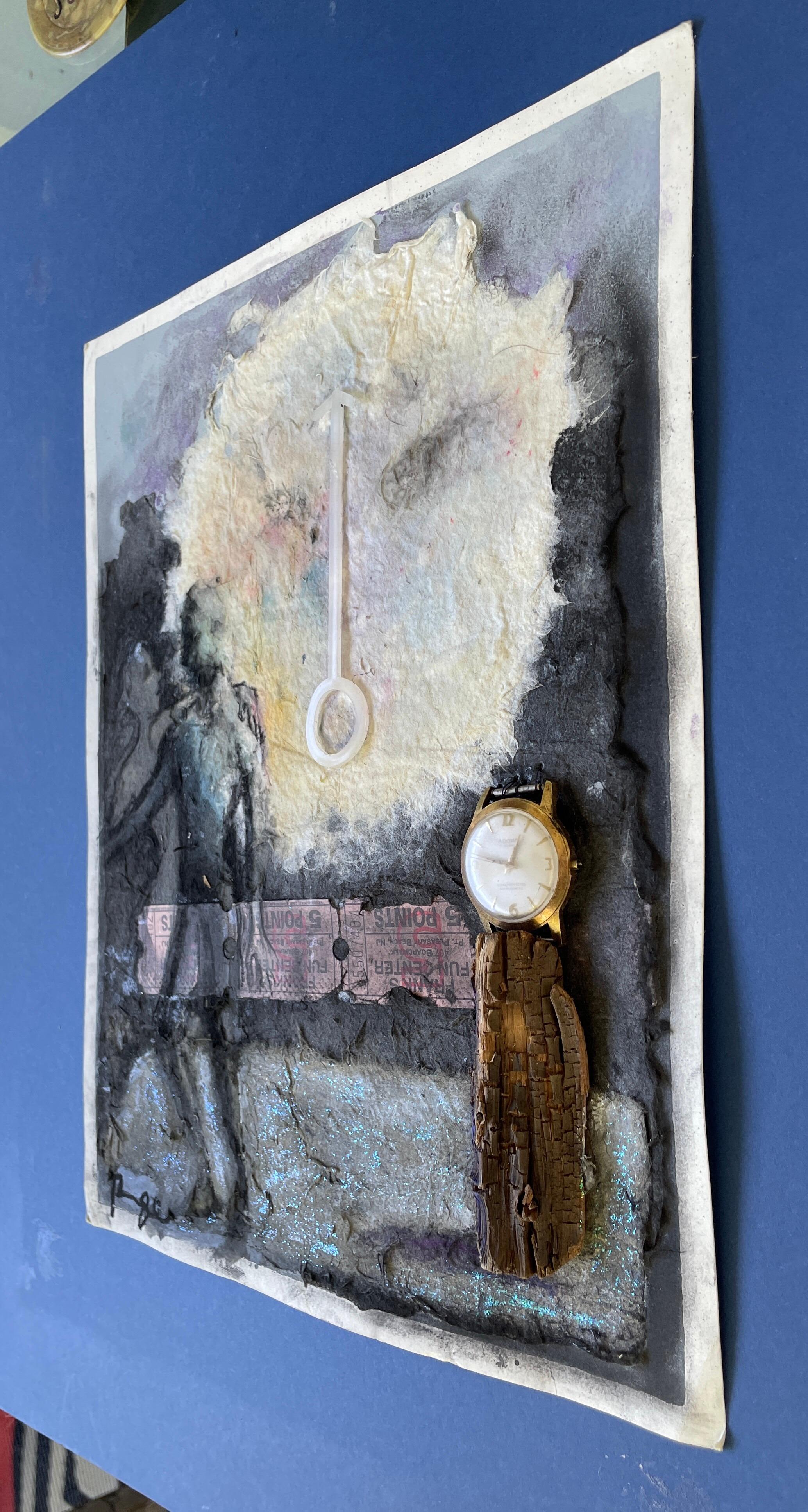 <p>Comentarios del artista<br />Las figuras caminan por un sendero sombrío, confundiéndose con el fondo oscuro. Arriba, una superluna vigila la escena. Una gastada tira de billetes atraviesa horizontalmente el centro, mientras que un viejo reloj