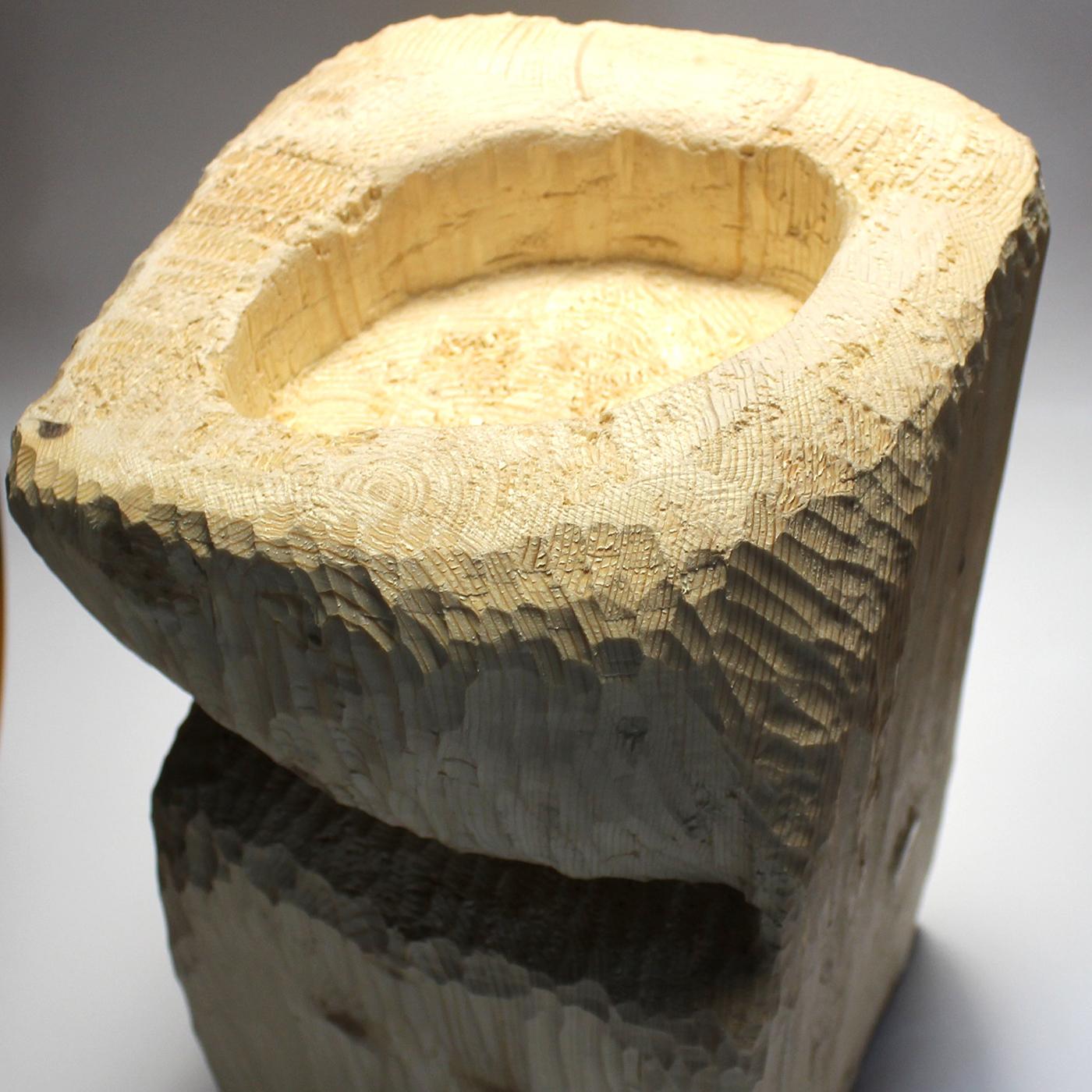 Défini par une approche organique des détails visuels et texturaux, ce vase conçu par Pietro Meccani est une œuvre d'art remarquable. La forme en bois massif évoque la texture de l'écorce d'un arbre obtenue en sculptant grossièrement et à la main