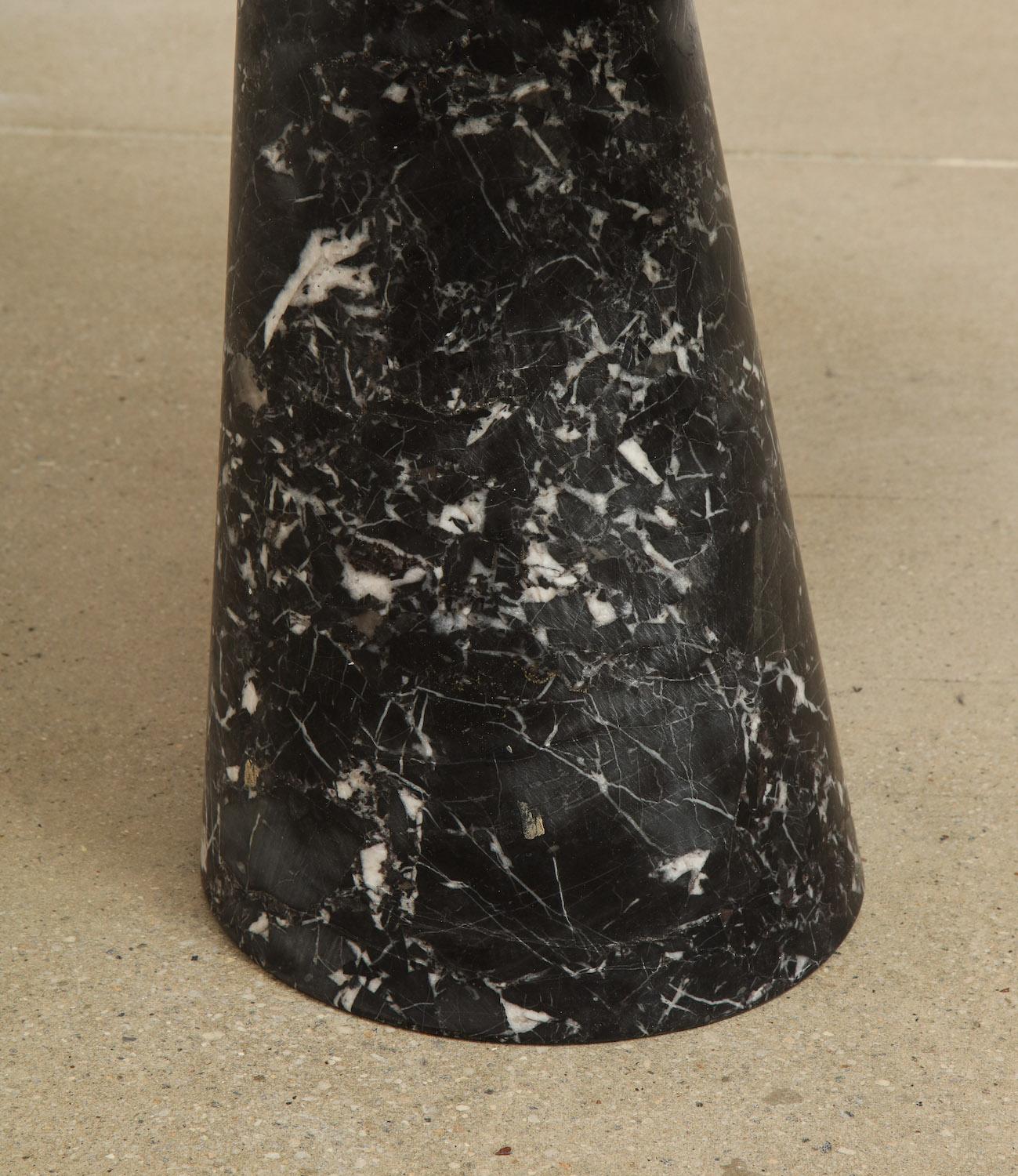 Base conique solide avec plateau sculpté amovible en porte-à-faux. 