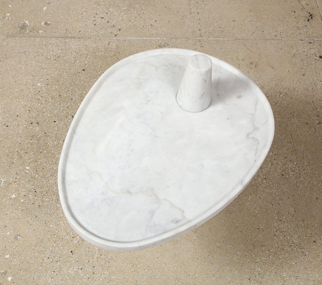 Base conique solide avec plateau sculpté amovible en porte-à-faux. Le 