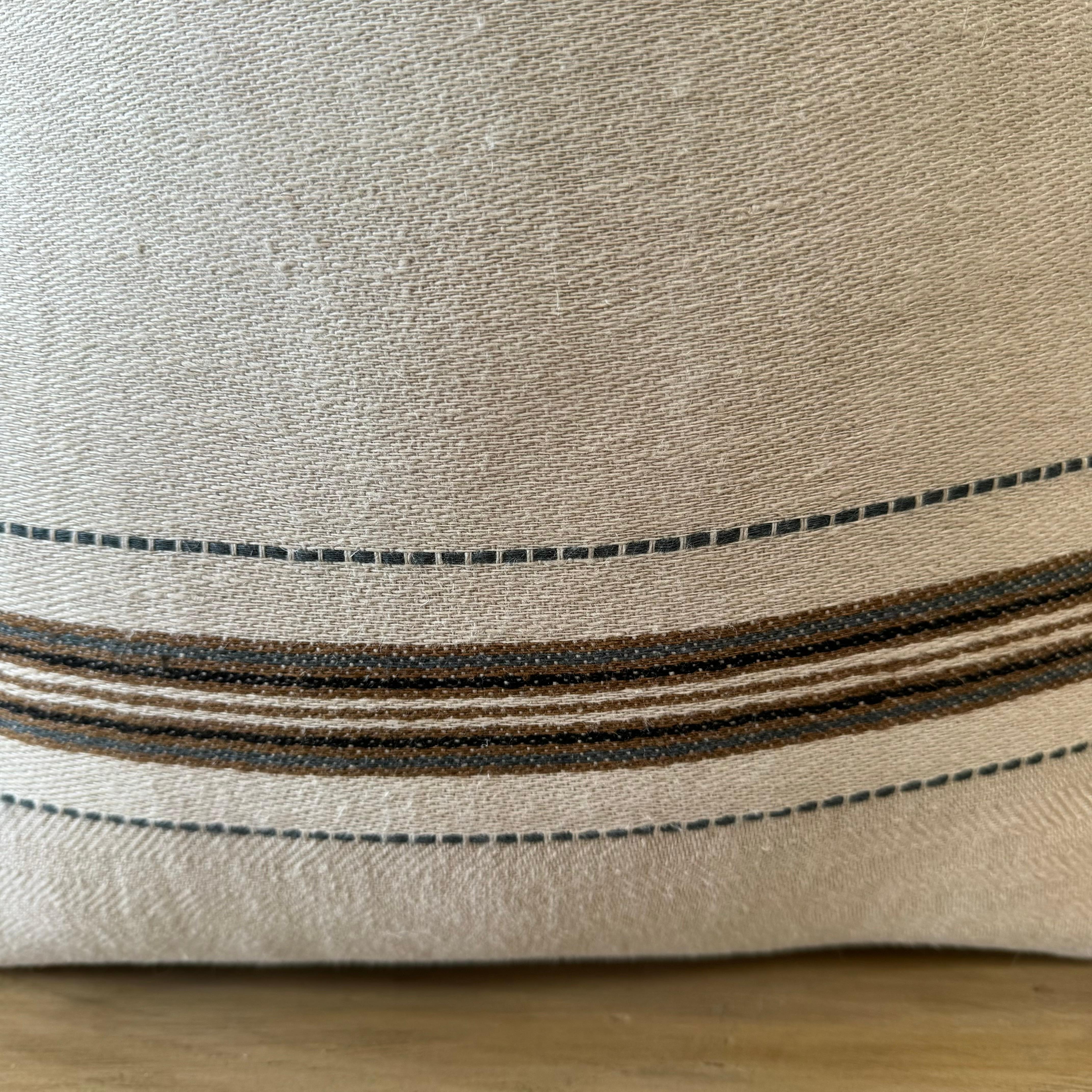 XXI secolo e contemporaneo Cuscino Libeco Home Tinos 100% lino a righe con inserto in piuma d'oca in vendita