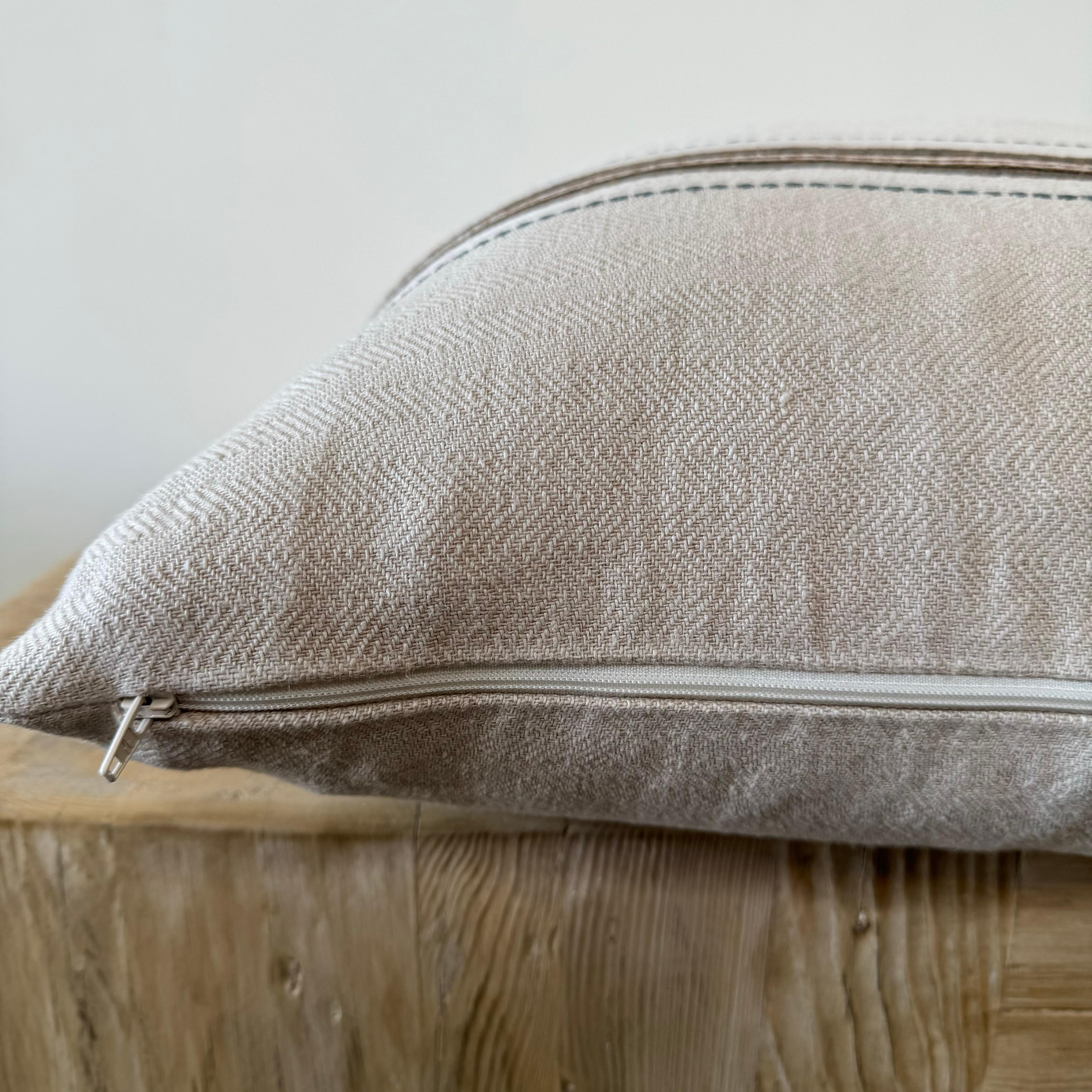 Cuscino Libeco Home Tinos 100% lino a righe con inserto in piuma d'oca in vendita 1