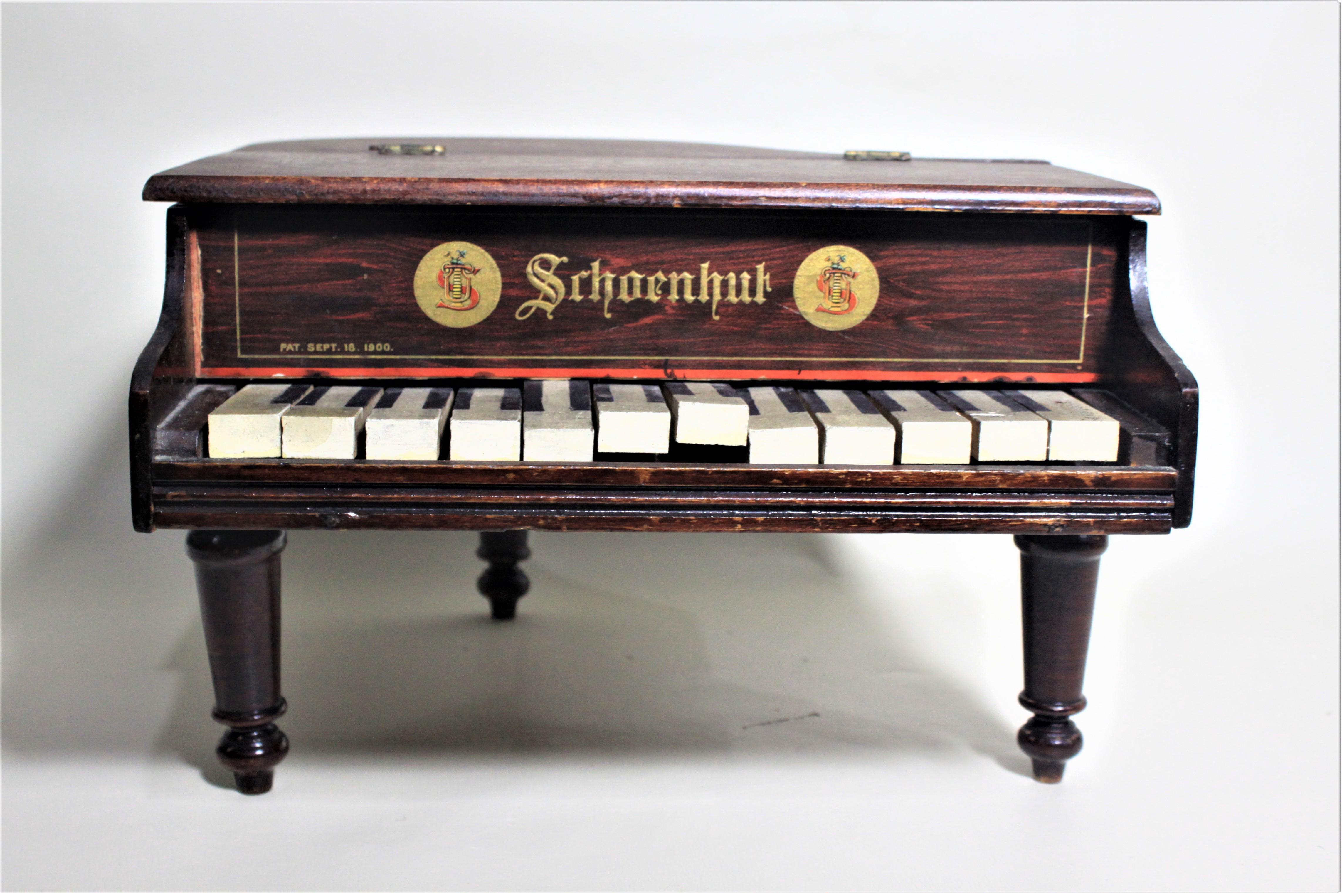 Liberace Autographed Vintage Schoenhut Toy Grand Piano (Viktorianisch) im Angebot