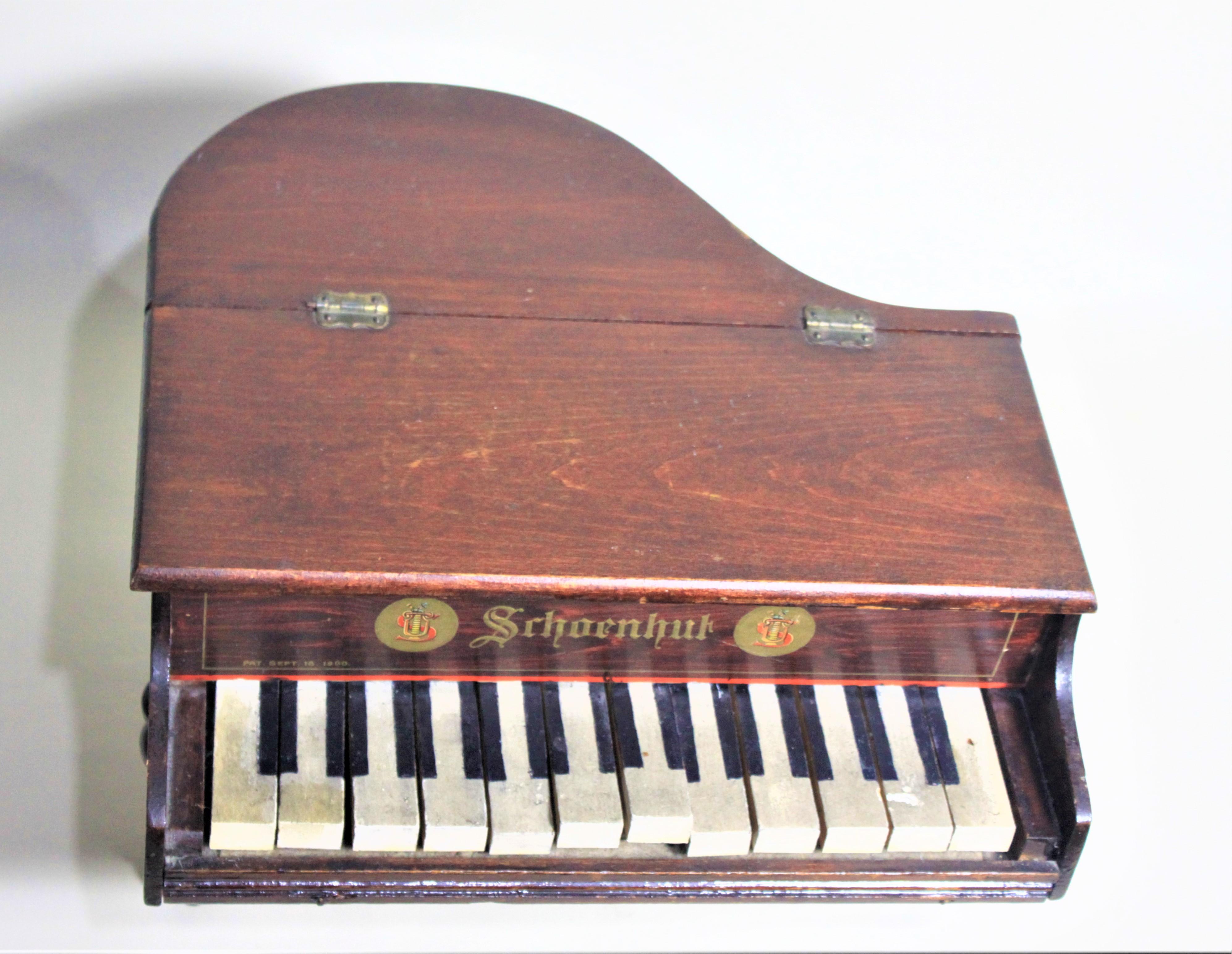 Liberace Autographed Vintage Schoenhut Toy Grand Piano (amerikanisch) im Angebot