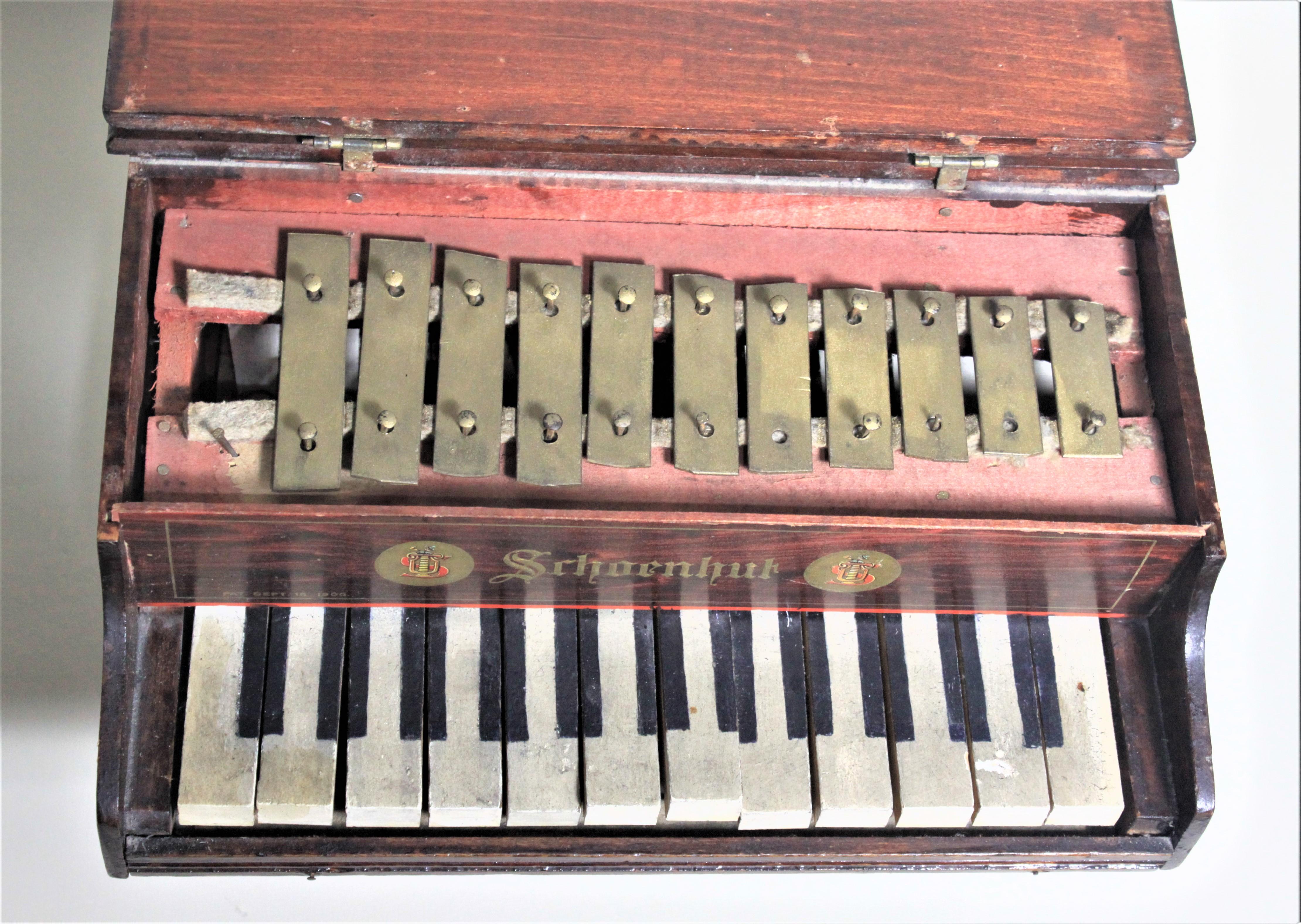 Fait à la machine Liberace Autographhed Vintage Schoenhut Toy Grand Piano en vente