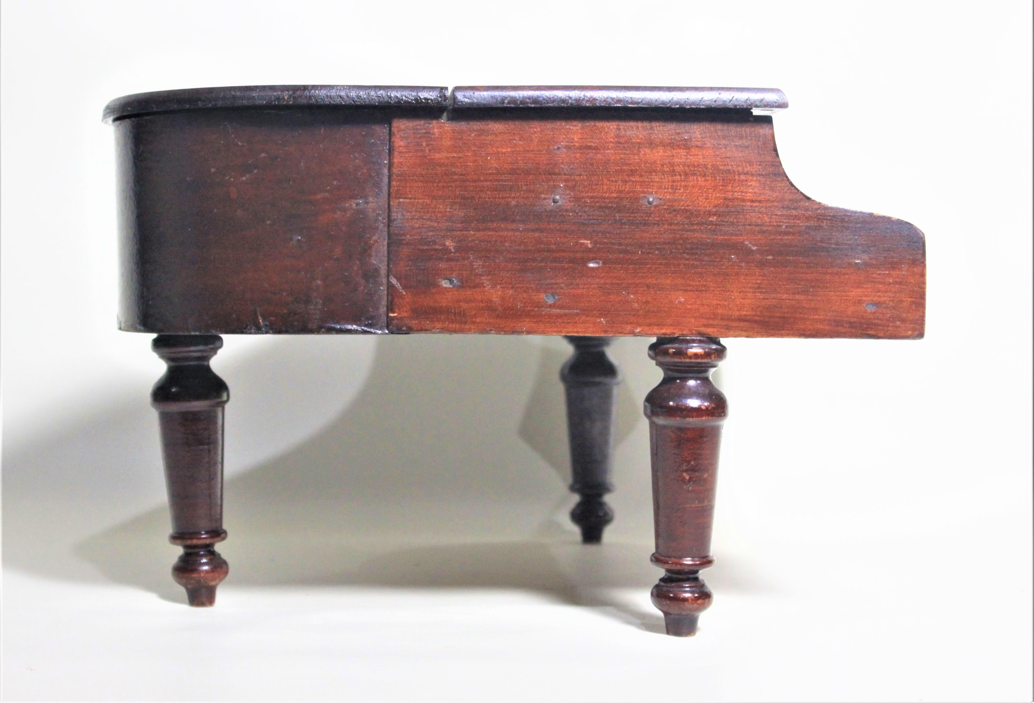 Piano de cola de juguete Schoenhut Vintage autografiado por Liberace Victoriano en venta
