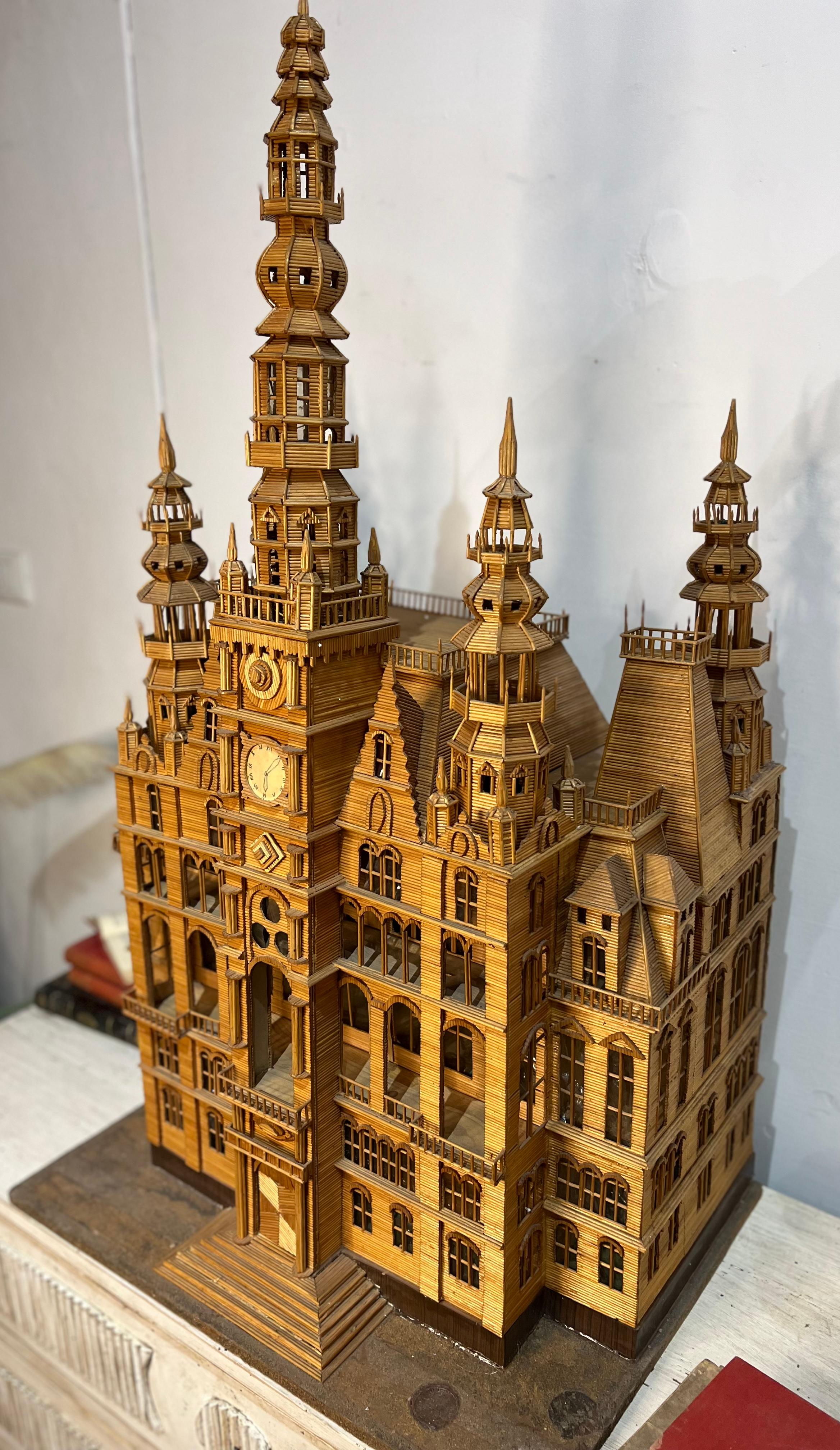 Réplique fidèle de l'hôtel de ville néo-Renaissance de Liberec, en République tchèque, sous la forme d'une maquette architecturale en bois, qui présente de nombreux détails dans tous les coins.